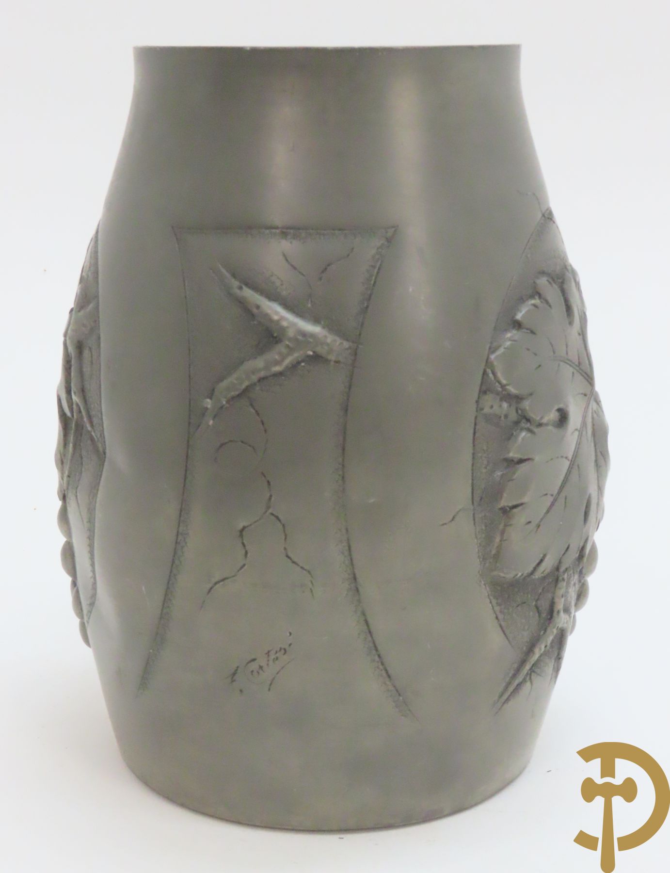 Verzilverde vaas met vogeldecor, Kayser gemerkt + 3 tinnen Art Deco vaasjes w.o. 1 gemerkt Hering + tinnen Art Deco inktstel