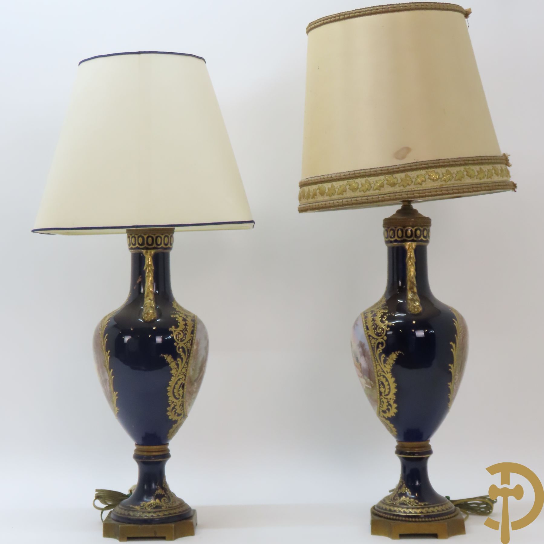 Paar kobaltblauwe porseleinen vazen met dubbel motief als lampadaire
