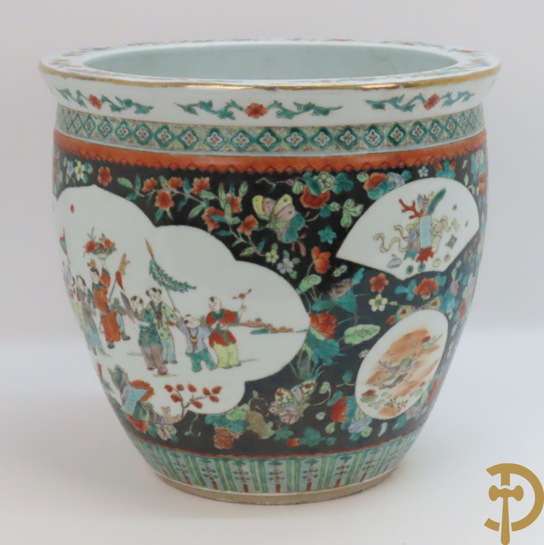 Chinese porseleinen cachepot met geanimeerd decor op zwarte fond met bloemen
