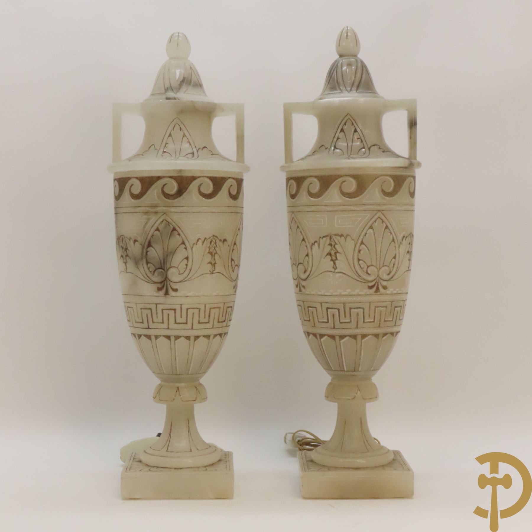 Paar handgesculpteerde onix marmeren Italiaanse potiches met accanthusraken en meanderend decor