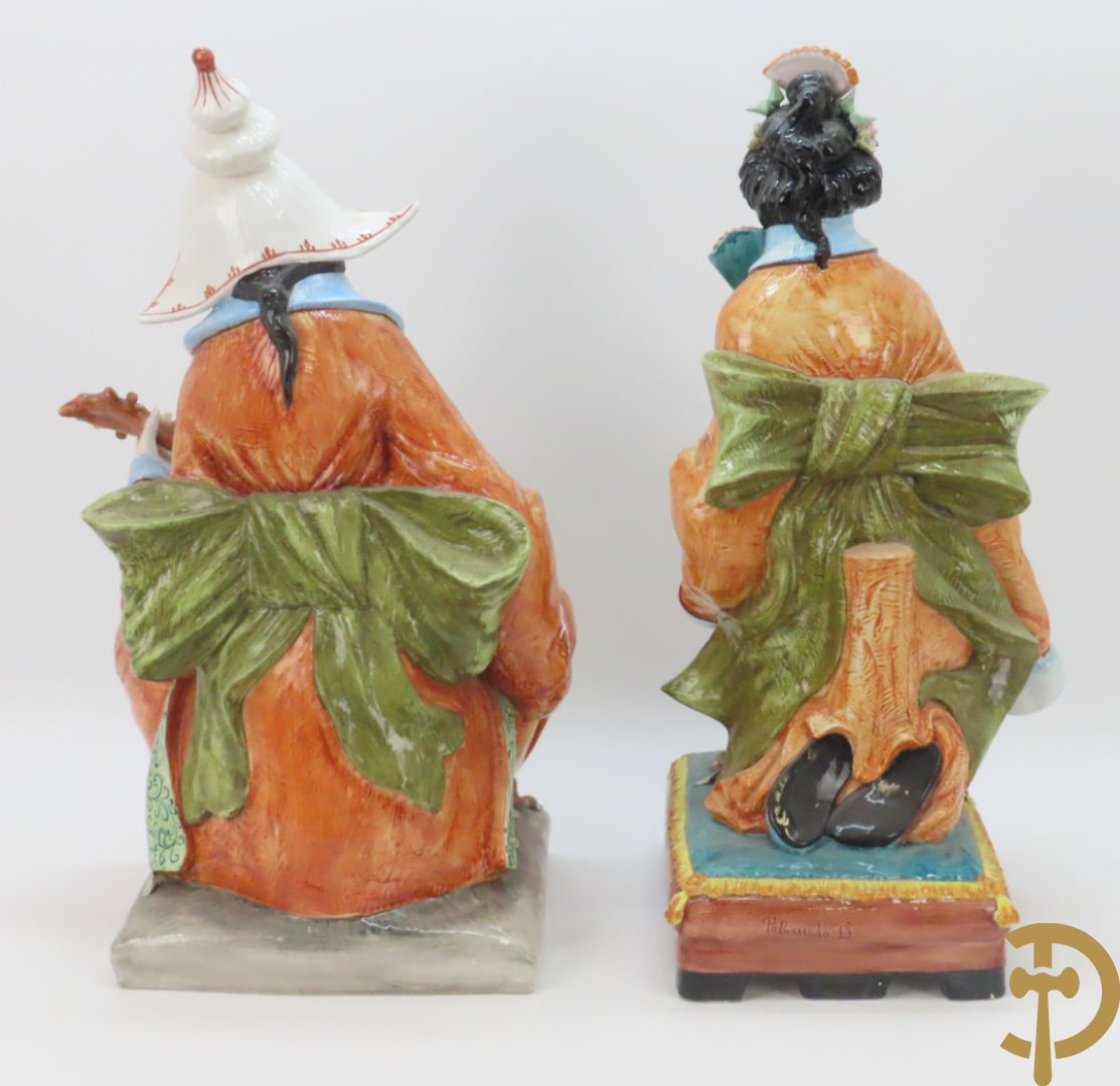 Twee Italiaanse beelden van oosterse dame met bloemen, getekend achteraan Polouioto en oosterse man met snaarinstrument in meerkleurige faience