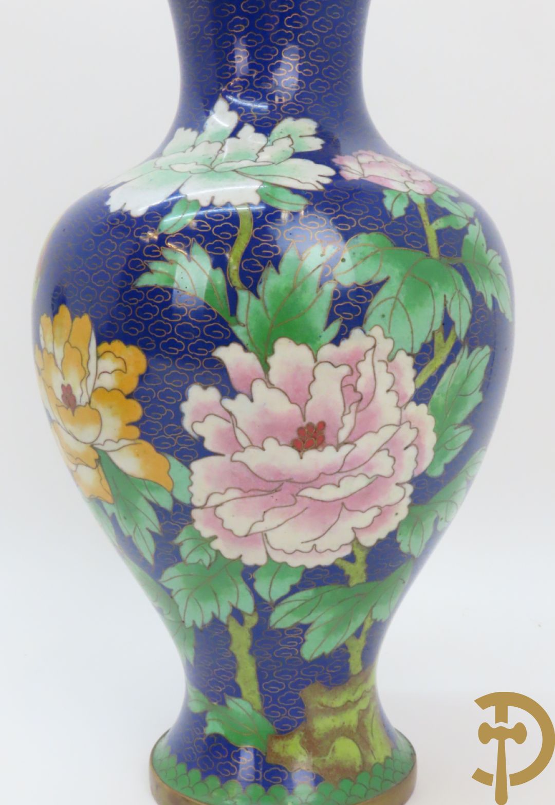 Potiche in cloisoné techniek met decor van draken en olifanten + blauwe cloisoné vaas met bloemendecor op sokkel + kleine cloisoné cachepot + cachepot met drakendecor