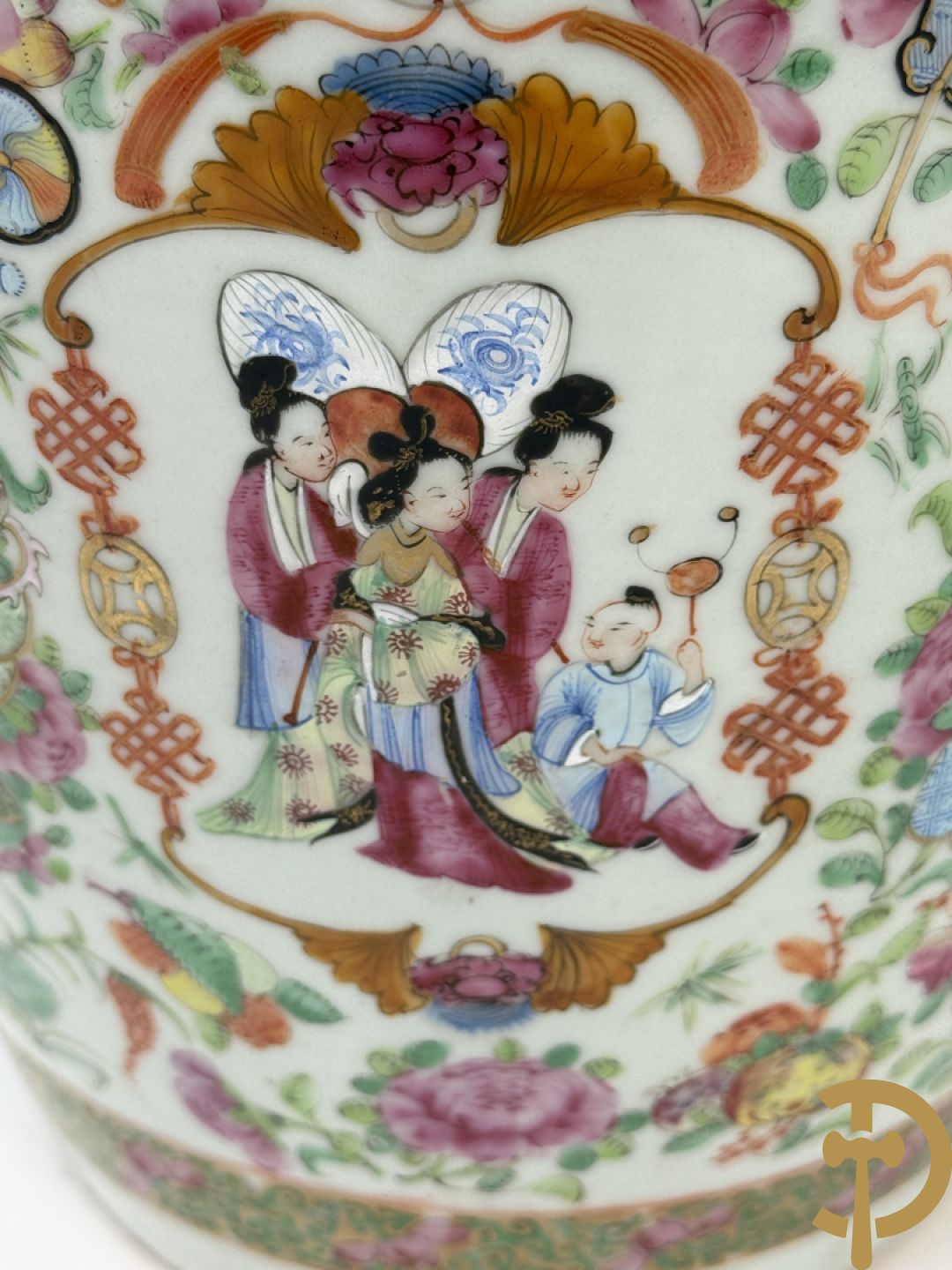 Chinese porseleinen Kanton vaas met geanimeerde hoftaferelen, natuurmotieven, fauna en floradecor