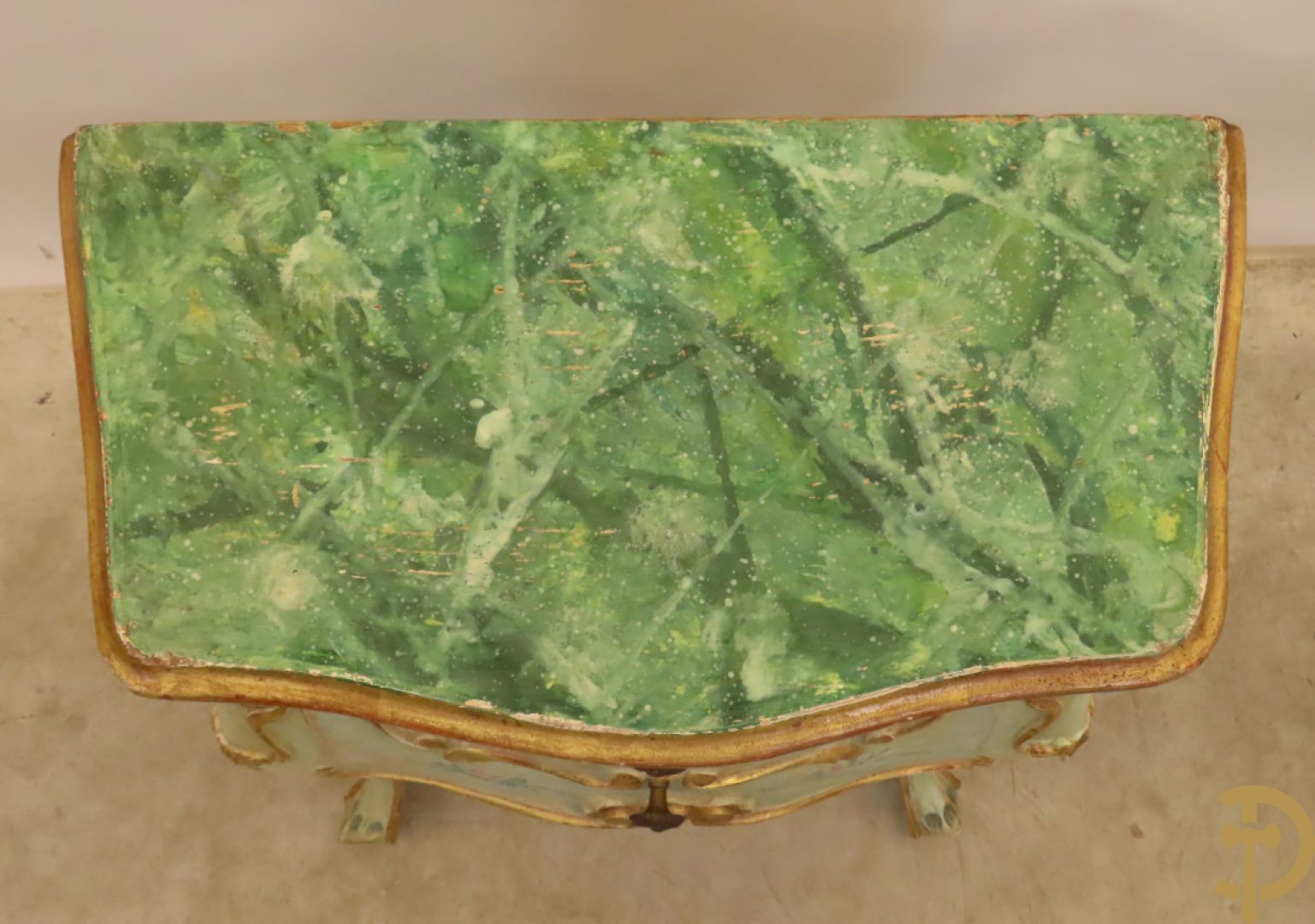 Paar gegalbeerde en gemonochromeerde bijzetkastjes met 2 lades en beschilderd bloemendecor op voluutvormige poten