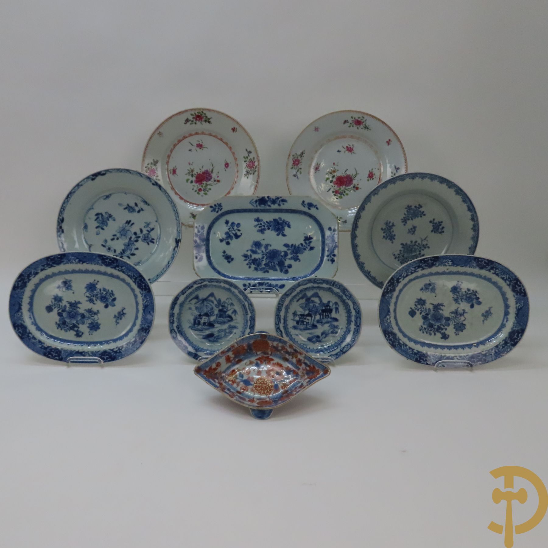 Drie Chinese schoteltjes in blauw/wit porselein met bloemendecor (1 met barst in buiging) + 2 diepe kommetjes met landschapsdecor (1 met barst in bodem) + 2 borden met bloemendecor + 2 borden met roze gekleurd bloemendecor + schaaltje in Imari porselein (kleine chip aan rand)