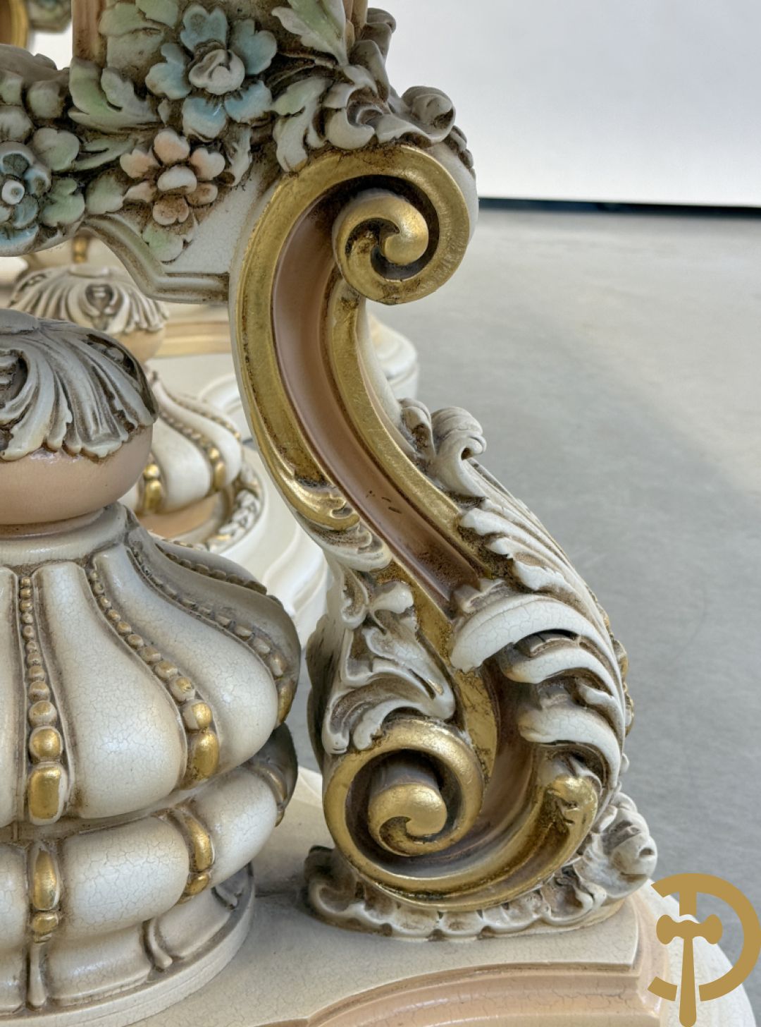 Italiaanse eetkamer met beschilderd bloemenmotief bestaande uit vierdeursdressoir met beschilderde bloemenmotieven, accanthusranken en glazen blad, tafel op gesculpteerde poten en 6 stoelen