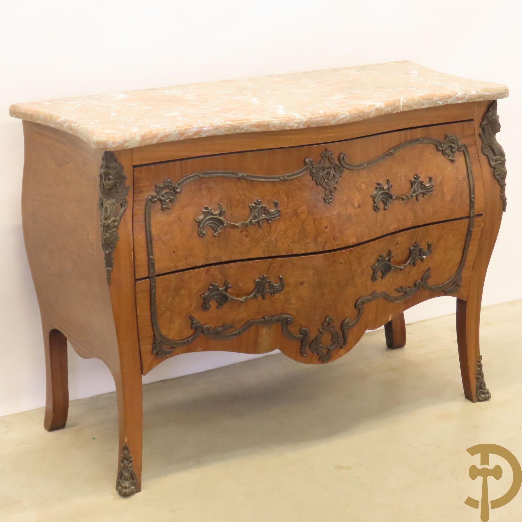 Wortelnotehouten gegalbeerde tweeladencommode met bronzen accanthusranken op lades, bronzen trekkers en dameshoofden opzij