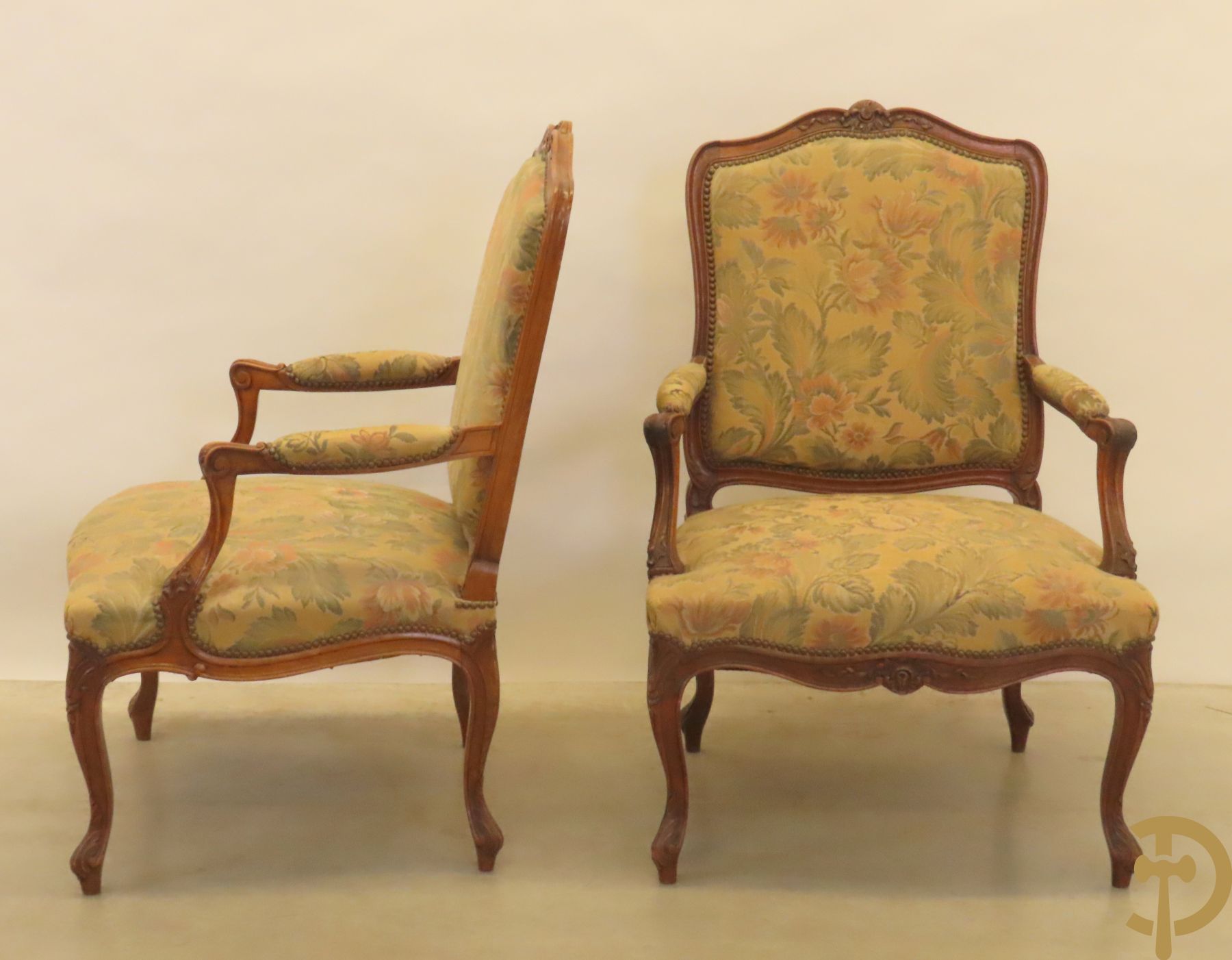 Paar Louis XV armzetels met rocailles, voluutvormige poten en armleuningen