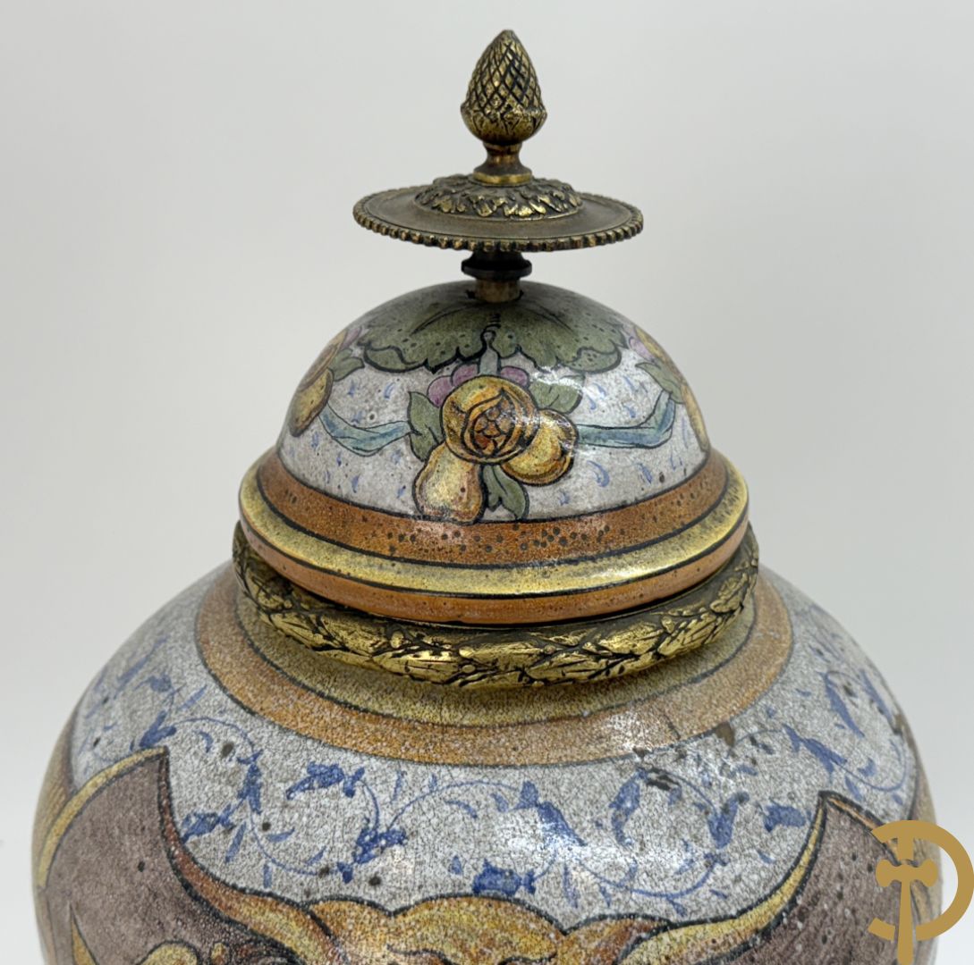 Dekselpotiche met decor van cupido in cartouche en bezet met bronzen ornamenten