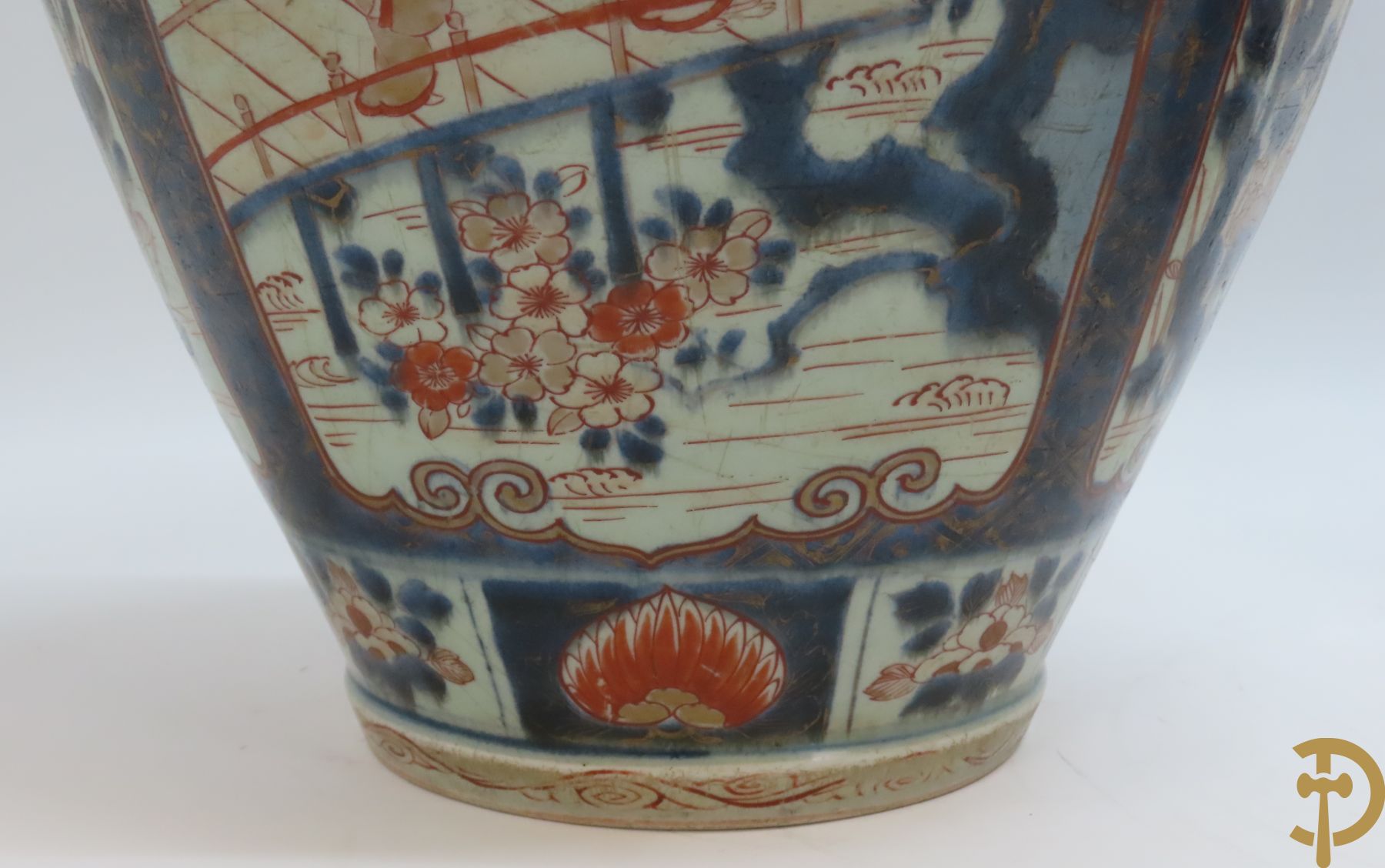 Japanse Imari potiche met geanimeerd landschapsdecor en geisha