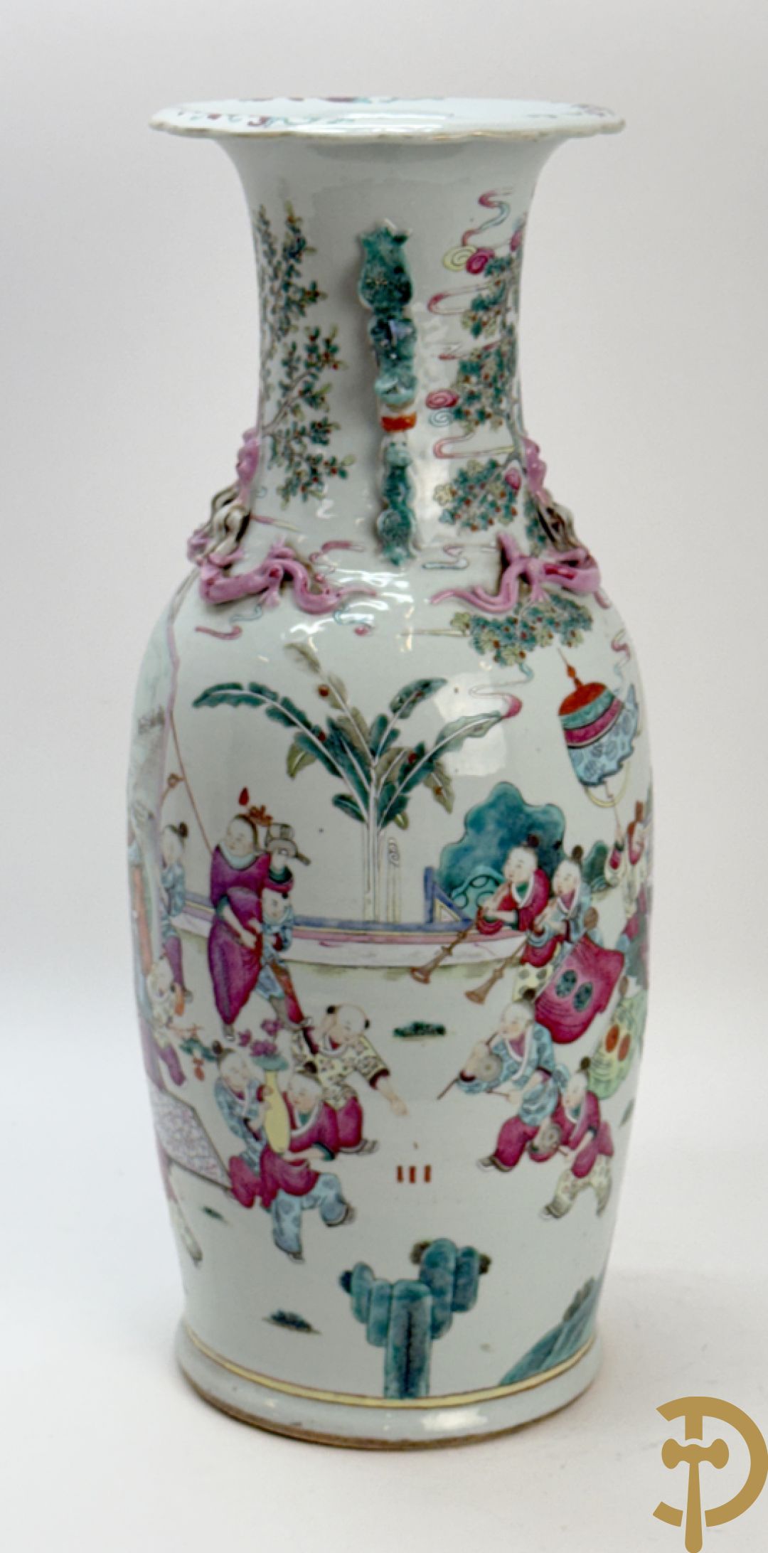 Chinese porseleinen vaas met dubbel decor van dieren, personages, dames en kinderen