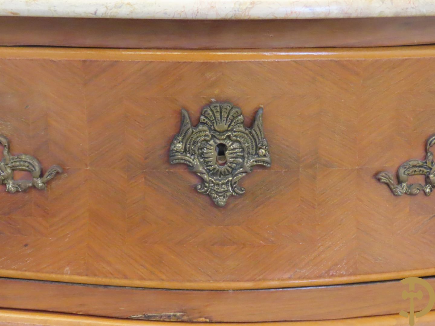 Notelaren gebombeerde drieladencommode met bronsbeslag en mazarinkoppen opzij - bovenaan met marmeren blad