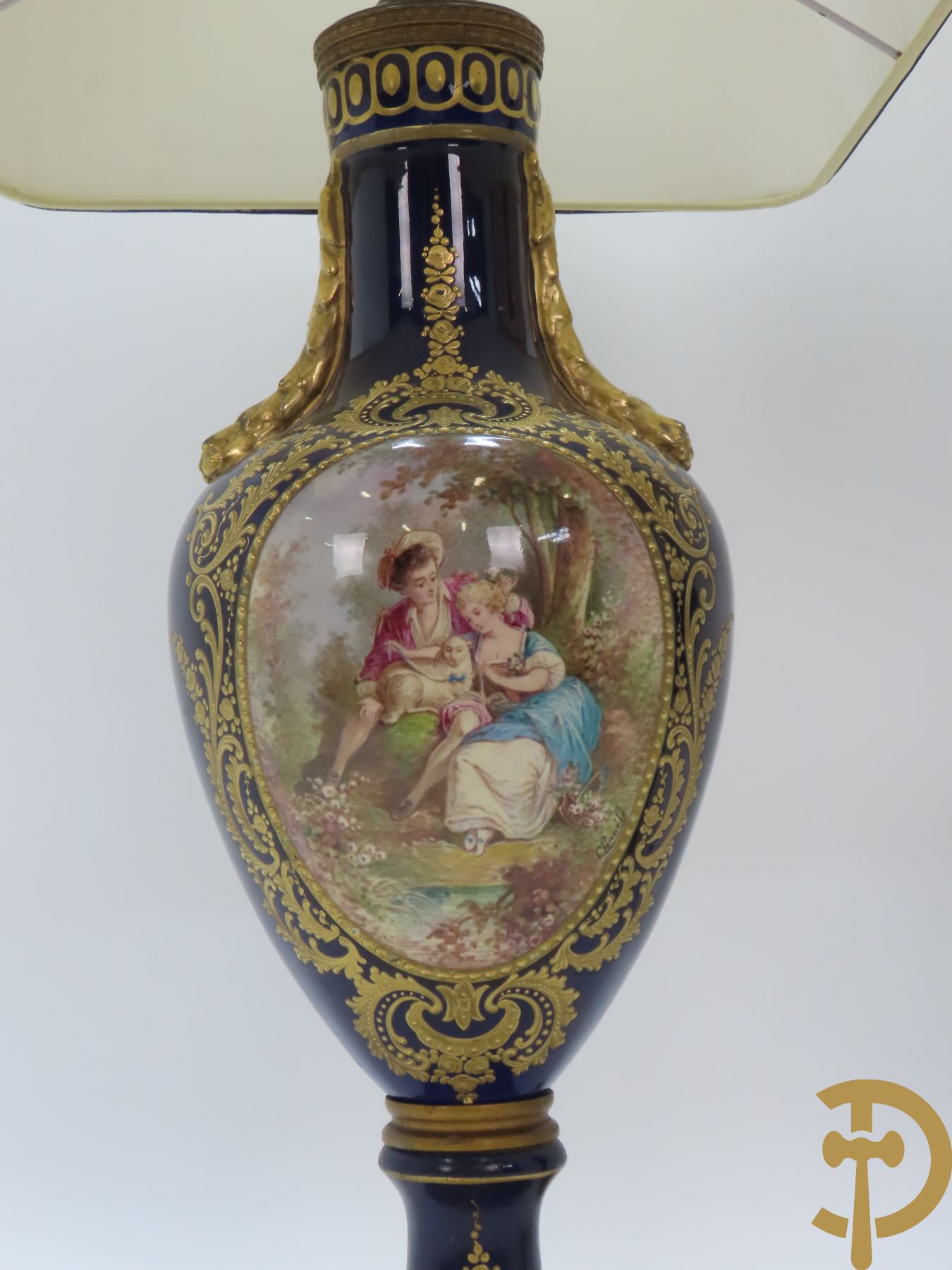 Paar kobaltblauwe porseleinen vazen met dubbel motief als lampadaire