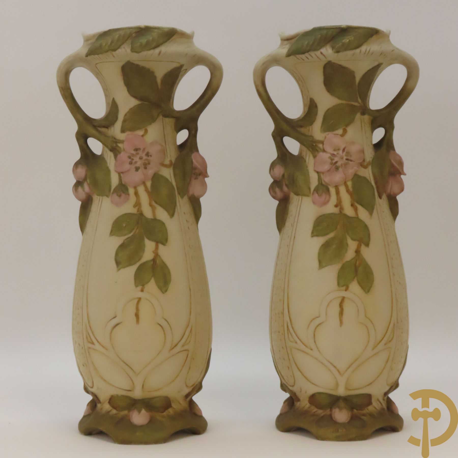 Paar Royal Dux vazen, Art Nouveau stijl, met bloemen bezet, Nummer 5505