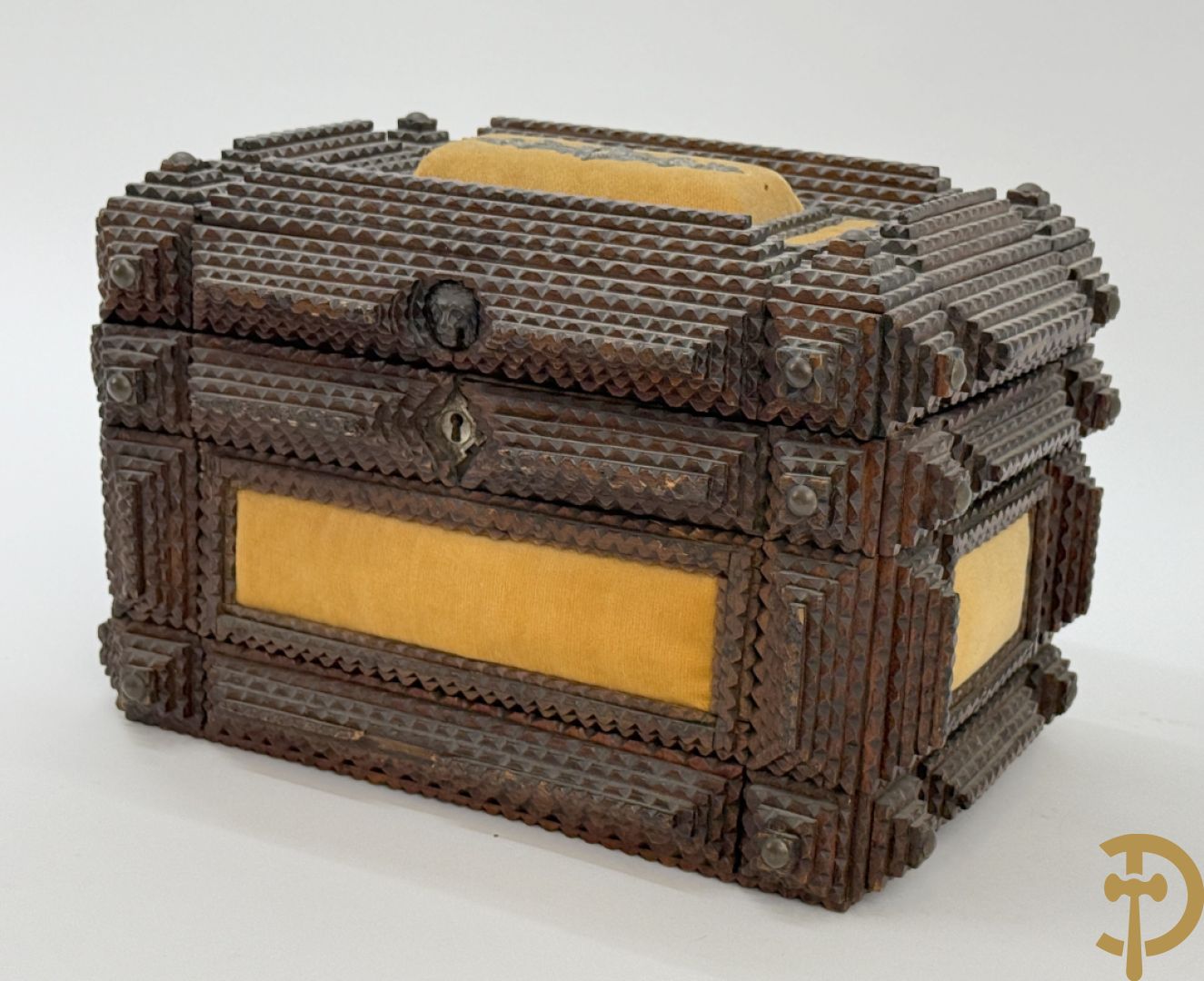 Schatkistje in gekarteld hout met velours bezet