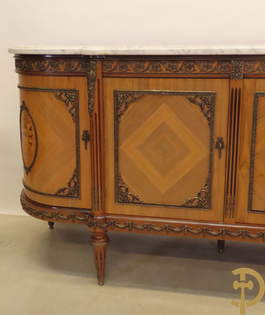 Notelaren eetkamer Louis XVI stijl bestaande uit vijfdeursdressoir met bloemenmarquetterie, bronsbeslag en wit marmeren blad, ovale uittrekbare tafel, 6 stoelen met leder bekleed en gegalbeerde vitrine met geslepen ruitjes