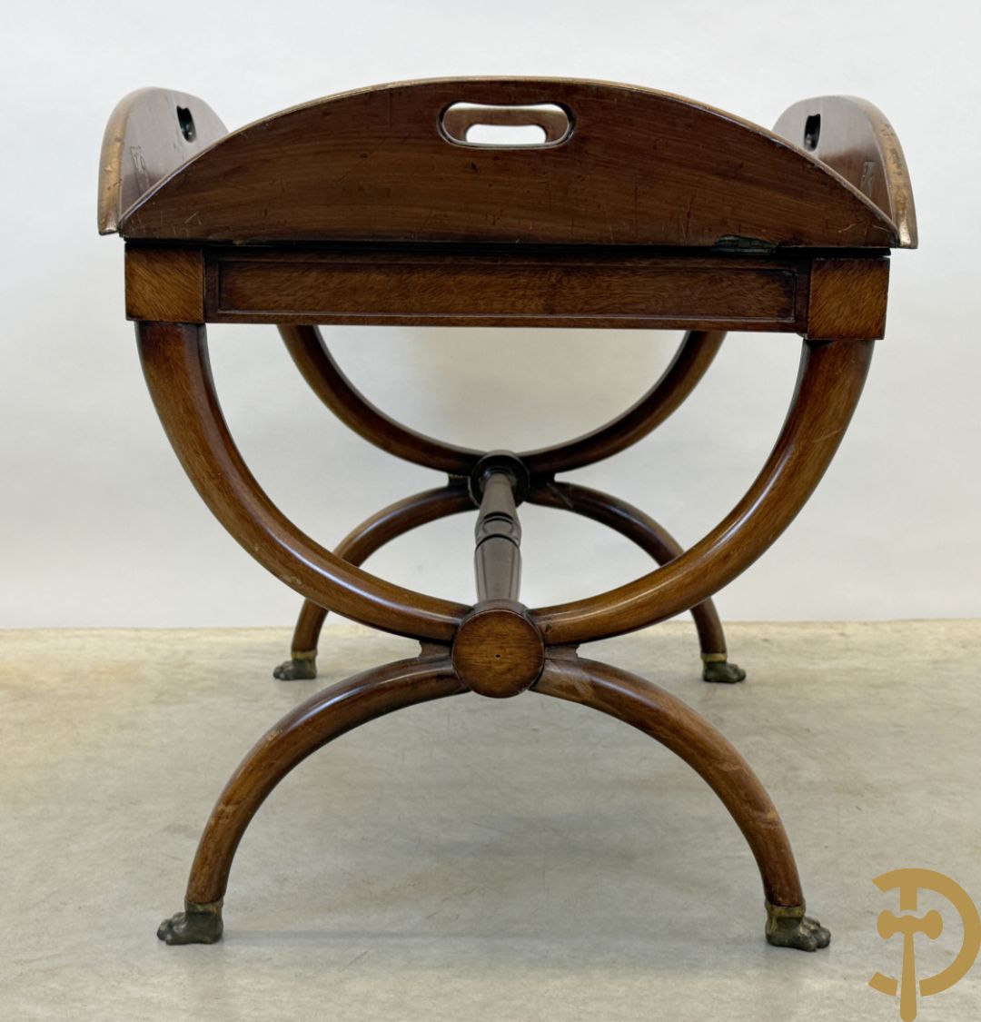 Engelse notelaren servingtable op vast onderstel