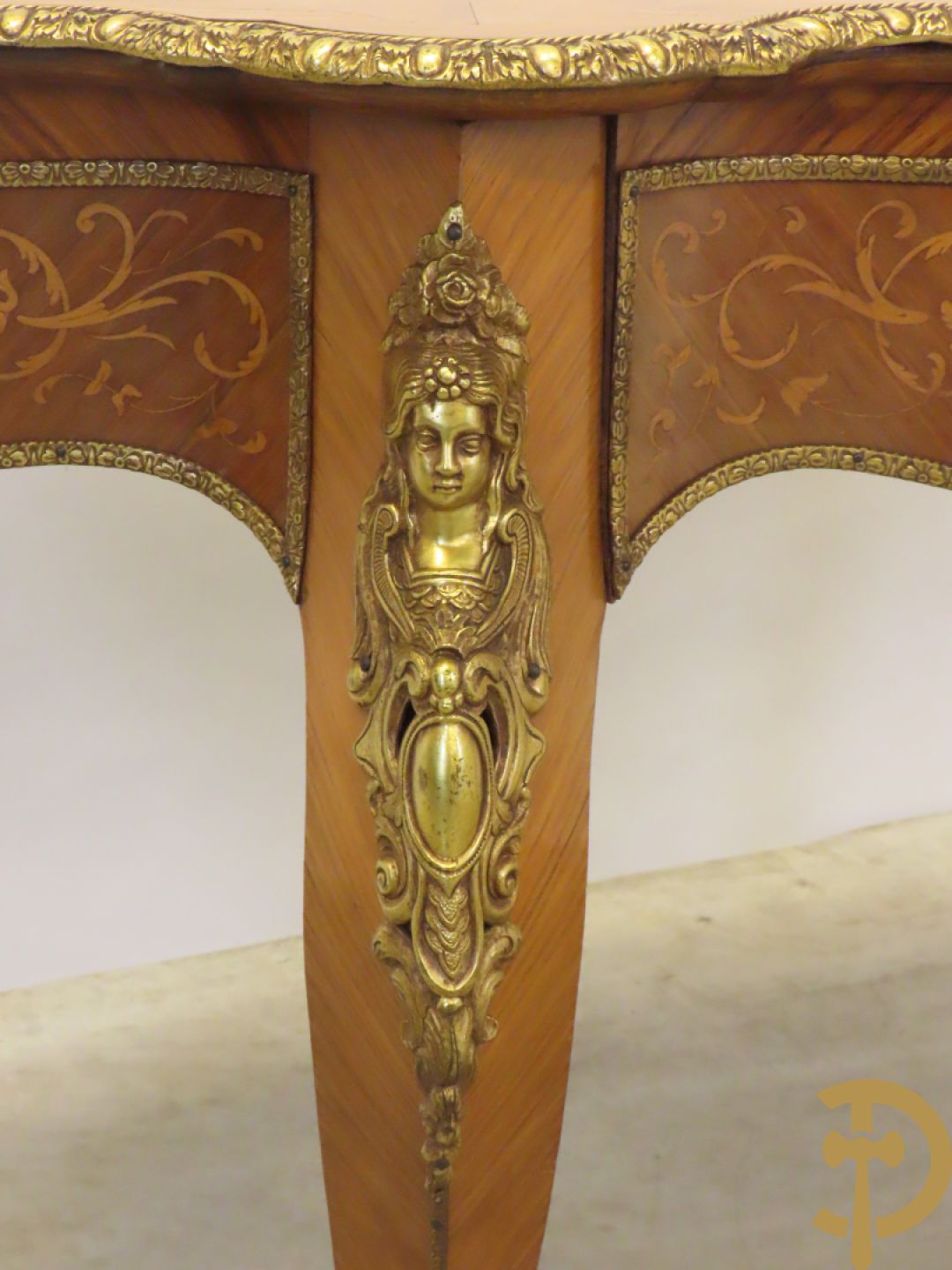 Gemarketteerde ovale notelaren tafel bezet met bronsbeslag van dameshoofden + stoel