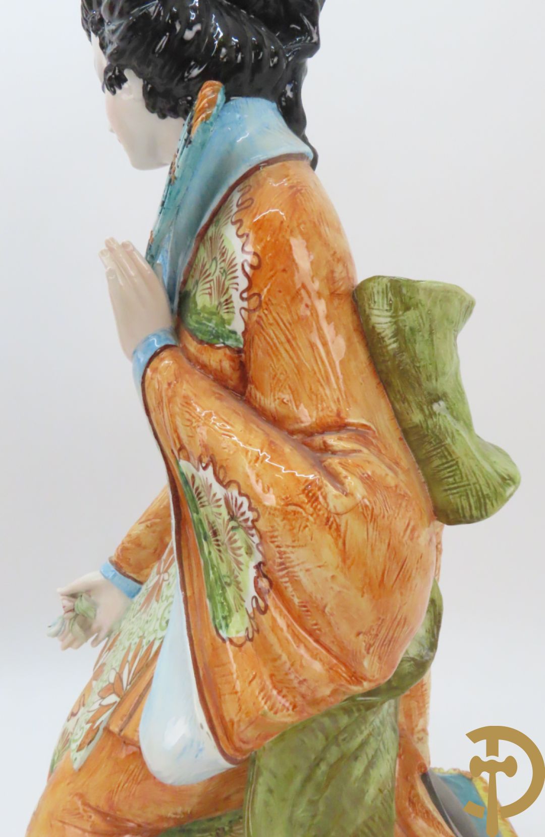 Twee Italiaanse beelden van oosterse dame met bloemen, getekend achteraan Polouioto en oosterse man met snaarinstrument in meerkleurige faience