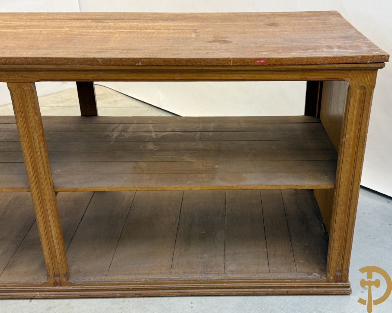 Pine winkeltoog met étagère in faux bois beschilderd