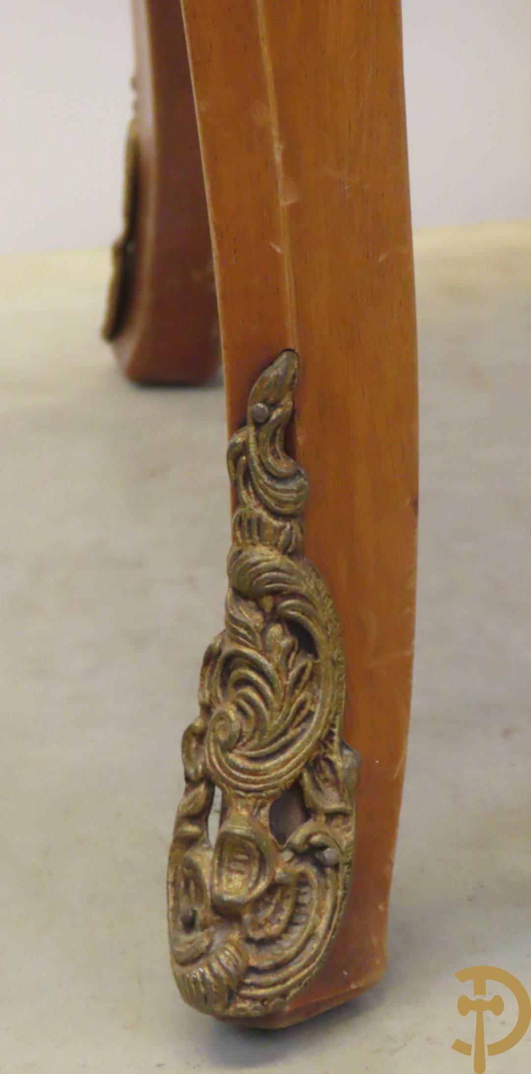 Notelaren ovale salontafel bezet met bronsbeslag