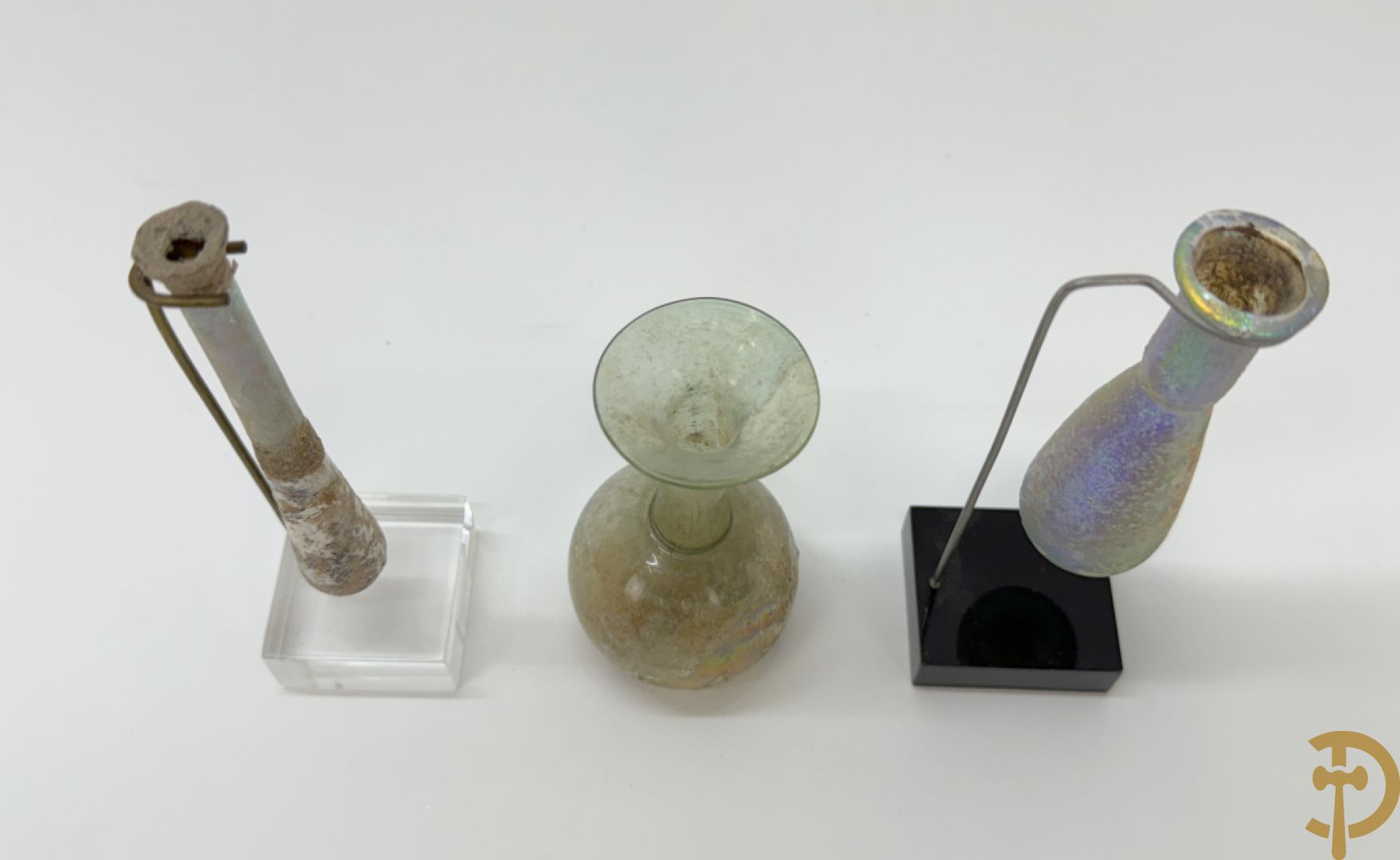Drie antieke Romeinse glazen flesjes
