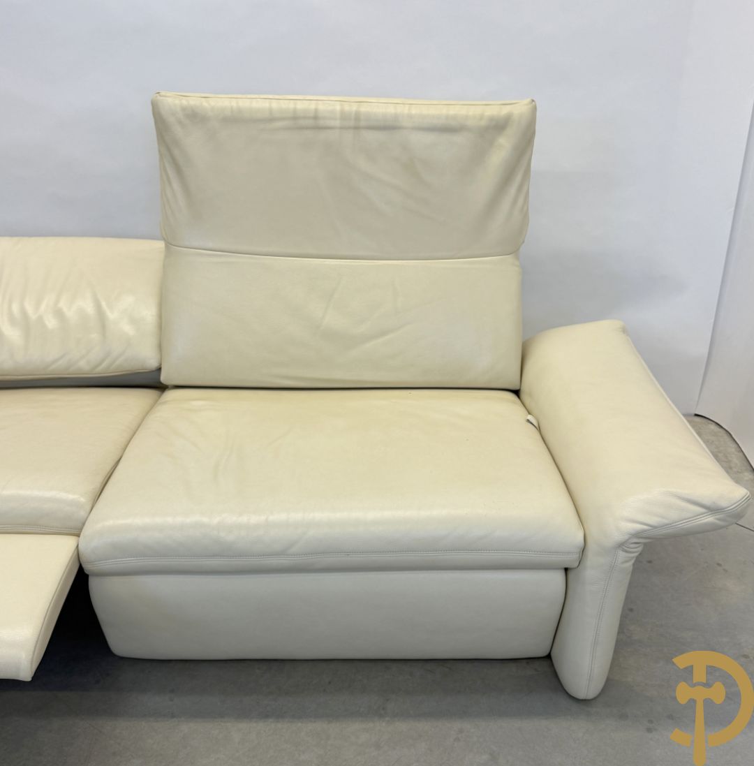 Salonensemble Koinor bestaande uit 3 elementen waarvan groot element met uittrekbaar voeteinde en twee tweezits