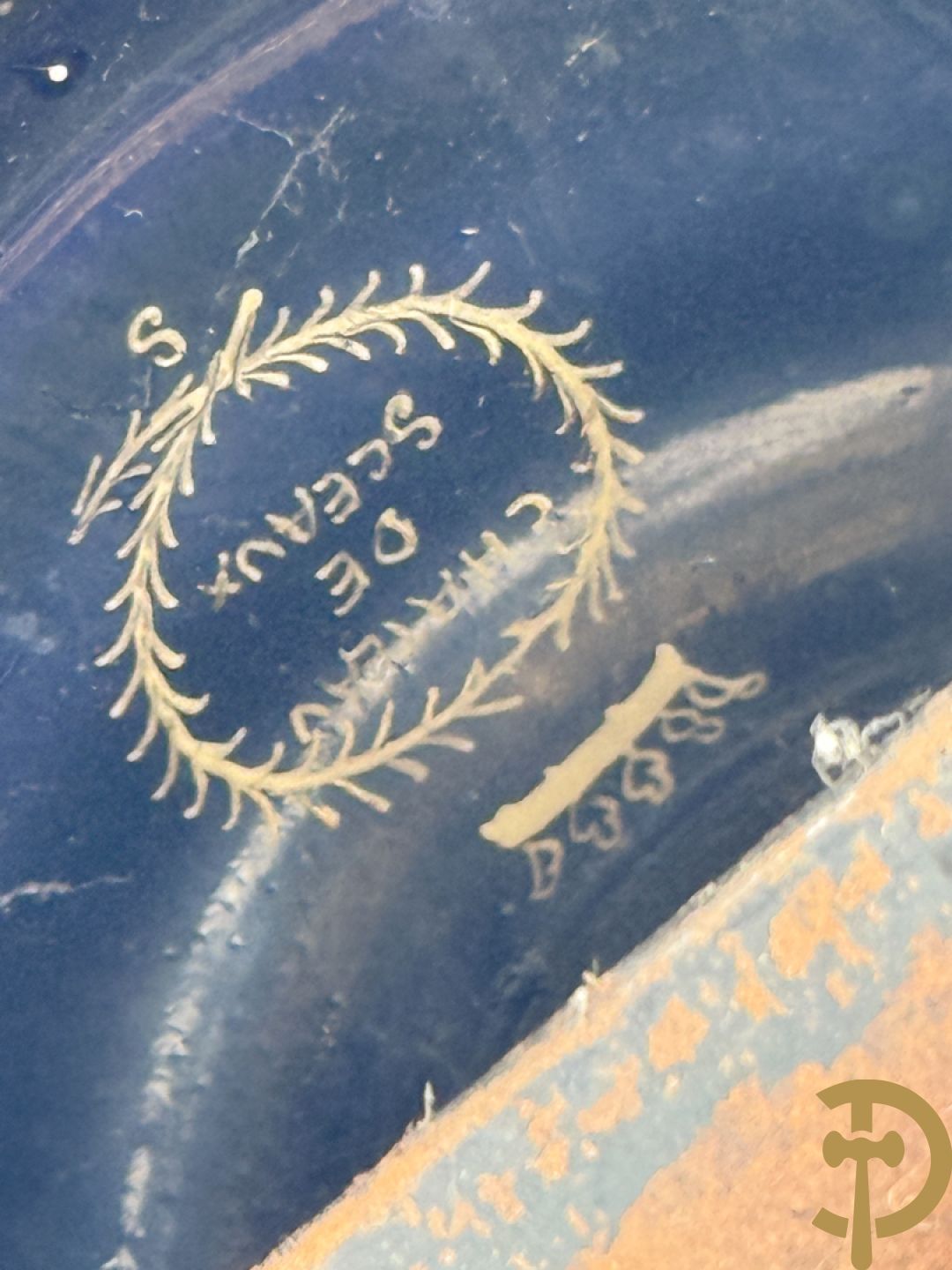 Paar porseleinen Sèvres cassolettes met handbeschilderd romantisch decor op blauwe fond, zijdelings met bronzen zwanen, Chateaux de Sceaux  gemerkt onderaan, Missant J. getekend