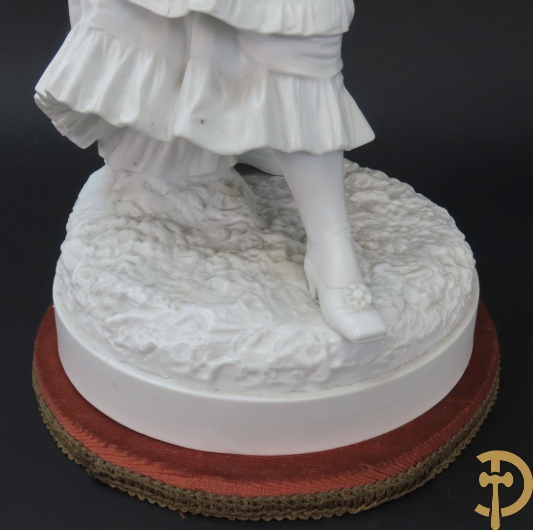 Paar grote witte biscuits van elegant koppel, onderaan gemerkt AM