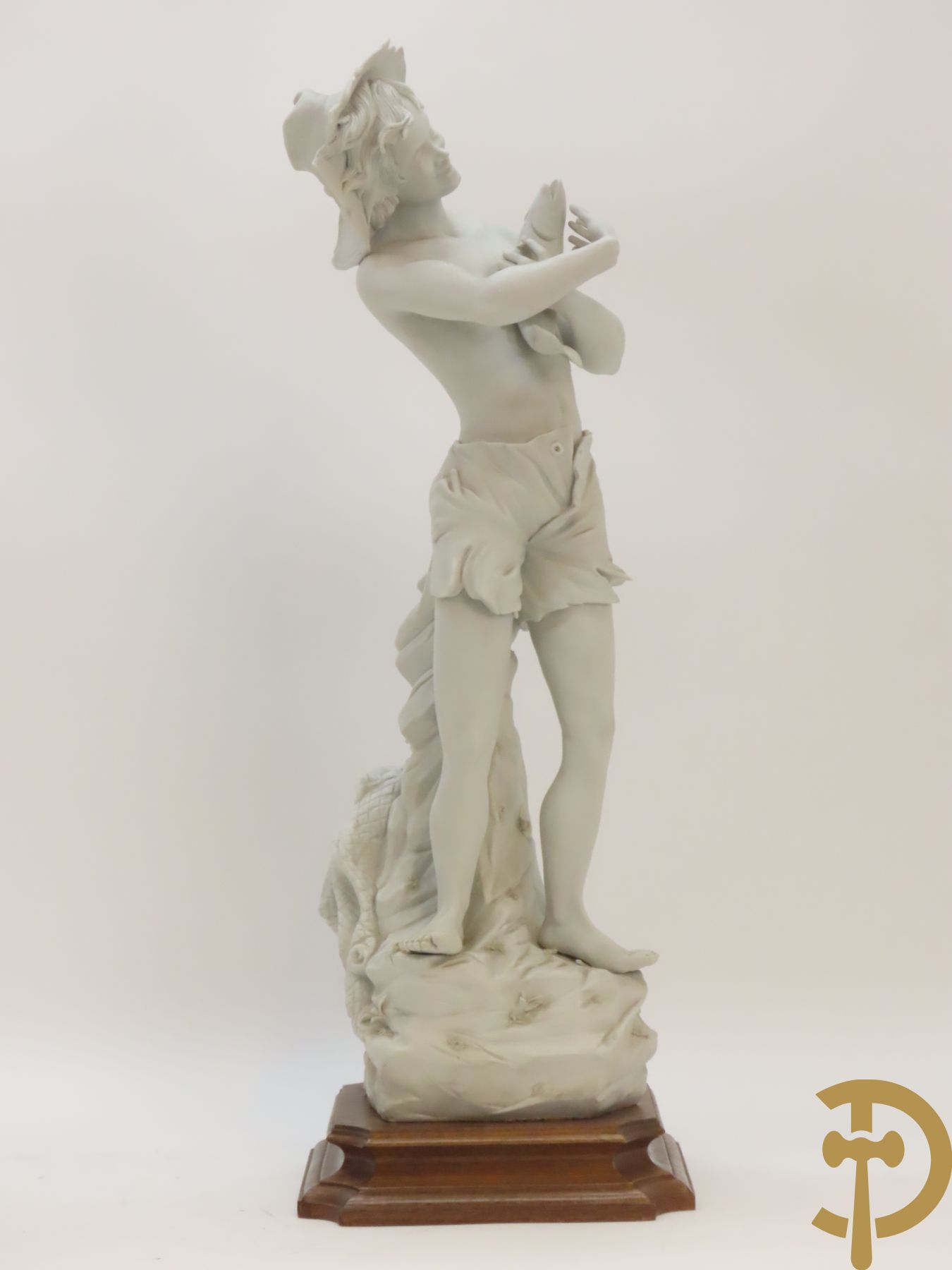 Drie beelden in Capo di Monte porselein : dame met lang haar, jongeman met vis en koppel op bank