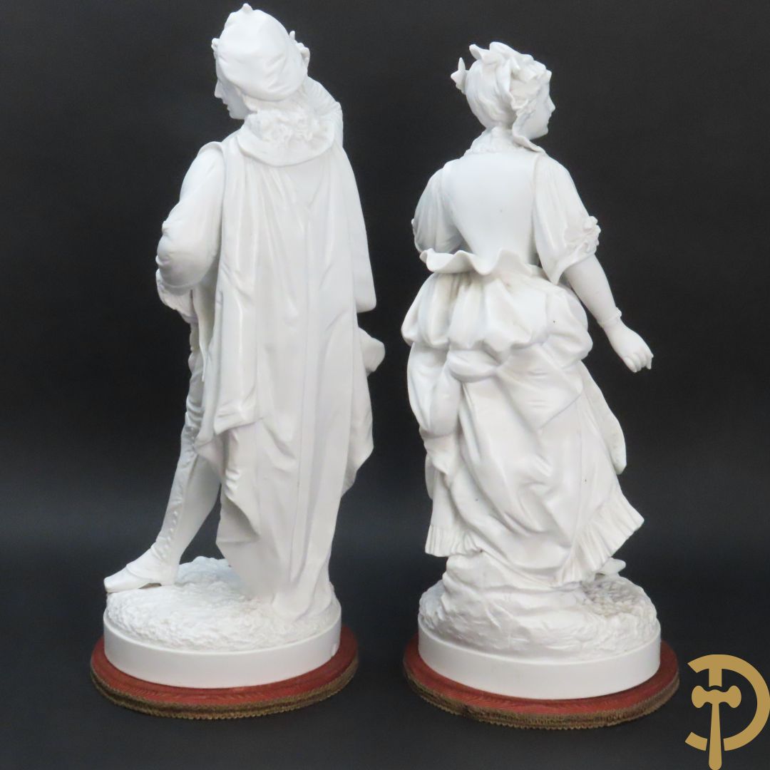 Paar grote witte biscuits van elegant koppel, onderaan gemerkt AM