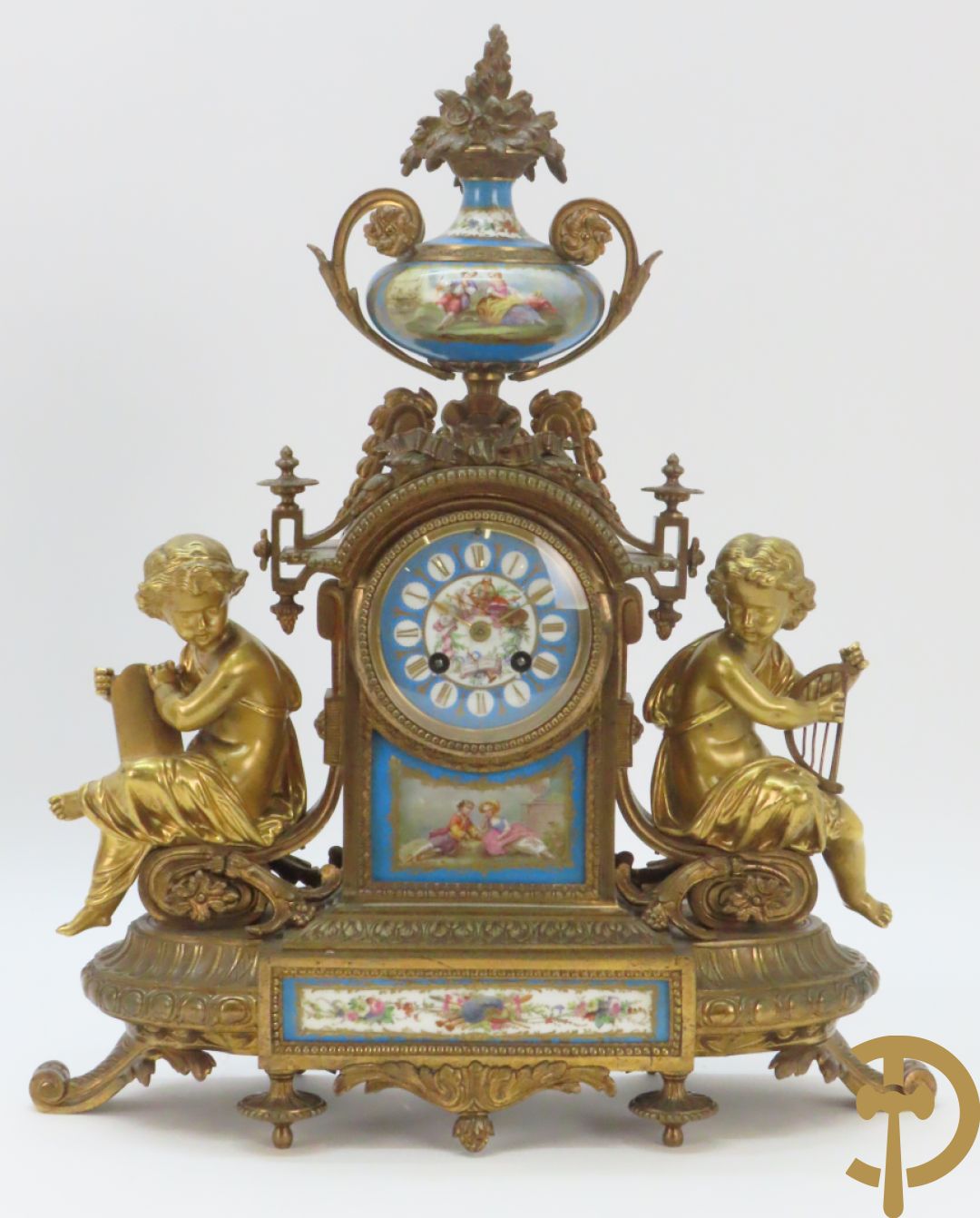 Driedelige bronzen garnituur bezet met Sèvres porselein bestaande uit pendule geflankeerd door paar cupido