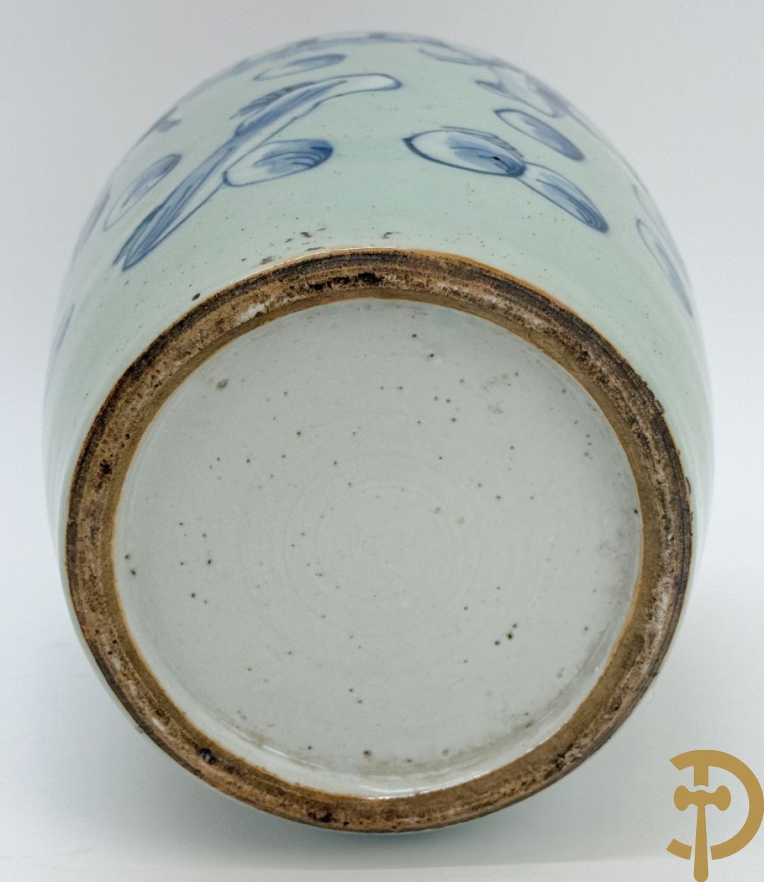 Chinese blauw/wit dekselpotiche met wijsgeer en dansende personages