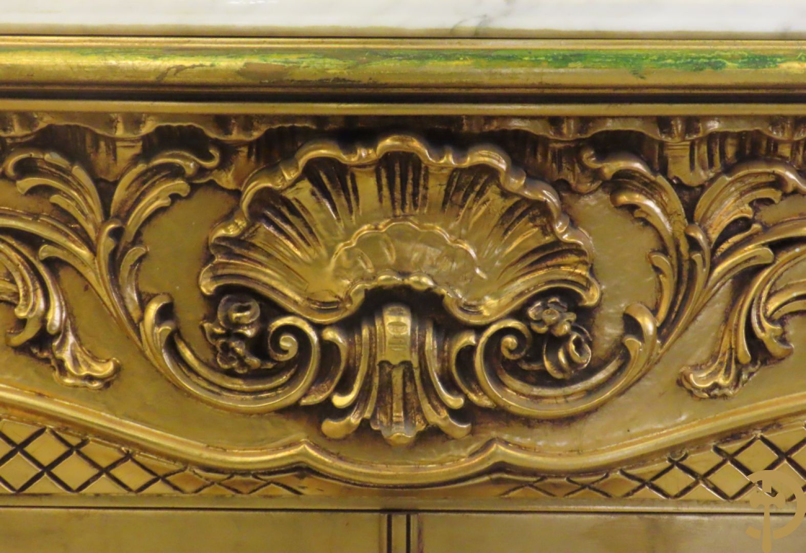 Uitzonderlijke vergulde Louis XV eetkamer bestaande uit vijfdeursdressoir met voluutvormige accanthusranken en rocailles, beschilderd met bloemenmotieven en centraal tafererel met hoornen des overvloeds + bijhorende spiegel vergulde tafel op voluutvormige poten met zes bijhorende stoelen + vitrine met accanthusranken en centrale deur, op voluutvormige poten