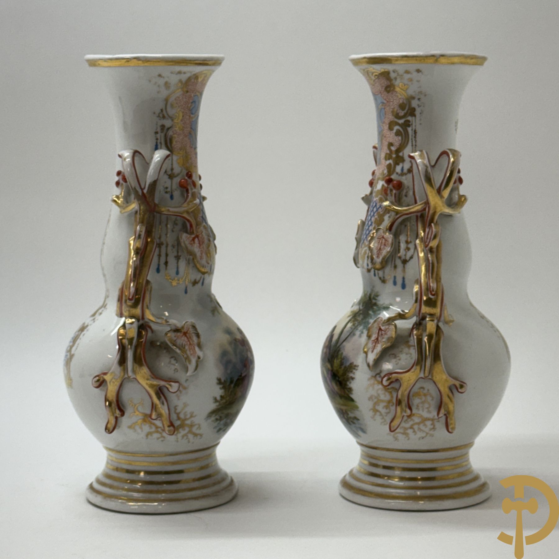 Paar Vieux Paris vazen met romantisch handbeschilderd tafereel