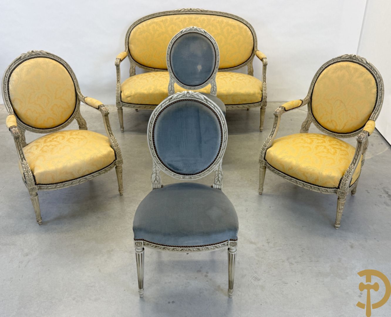 Salonensemble met rocailles, bloemenmotieven en gecanneleerde poten bestaande uit canapé, 2 armzetels en 2 stoelen