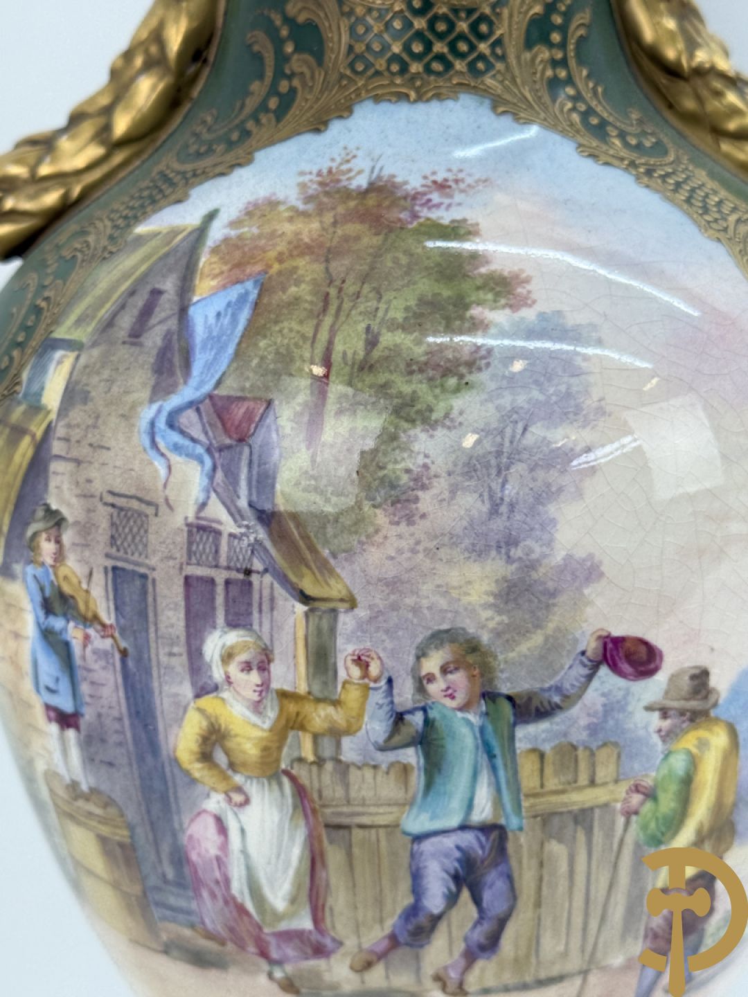 Porseleinen driedelige Sèvres cassolettes met decor van muciserende en dansende personages op groene fond, Aly getekend, gemerkt Sèvres