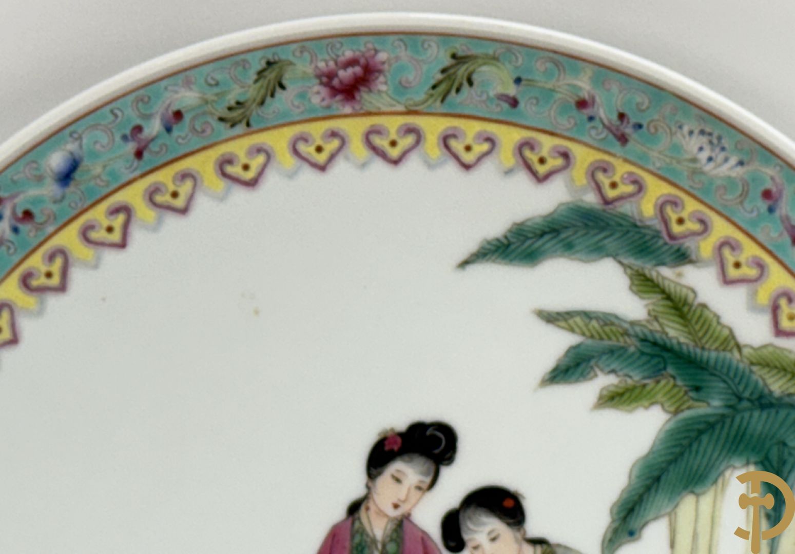 Paar porseleinen Chinese republieksbordjes met decor van dames in landschap