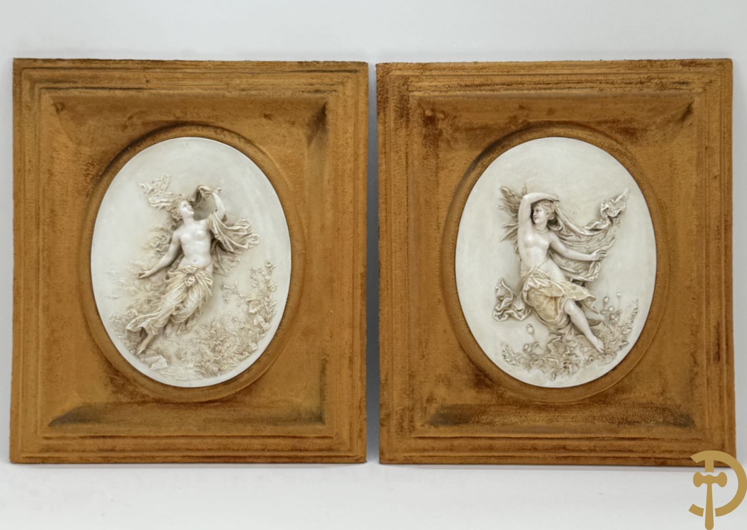 Paar ovale porseleinen plakkettes met elegante dame in bloemenveld