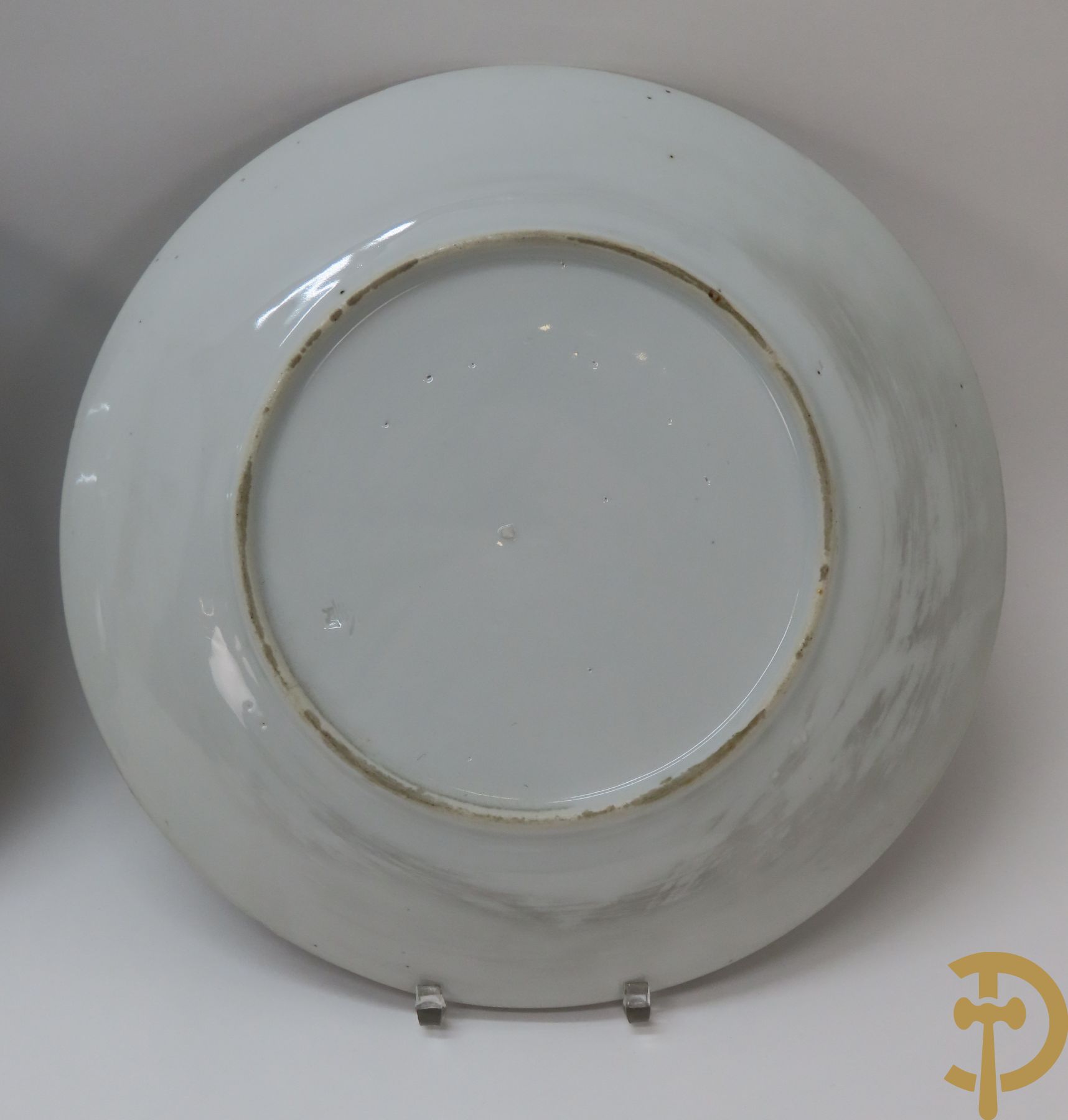 Paar porseleinen borden met vlinderdecor