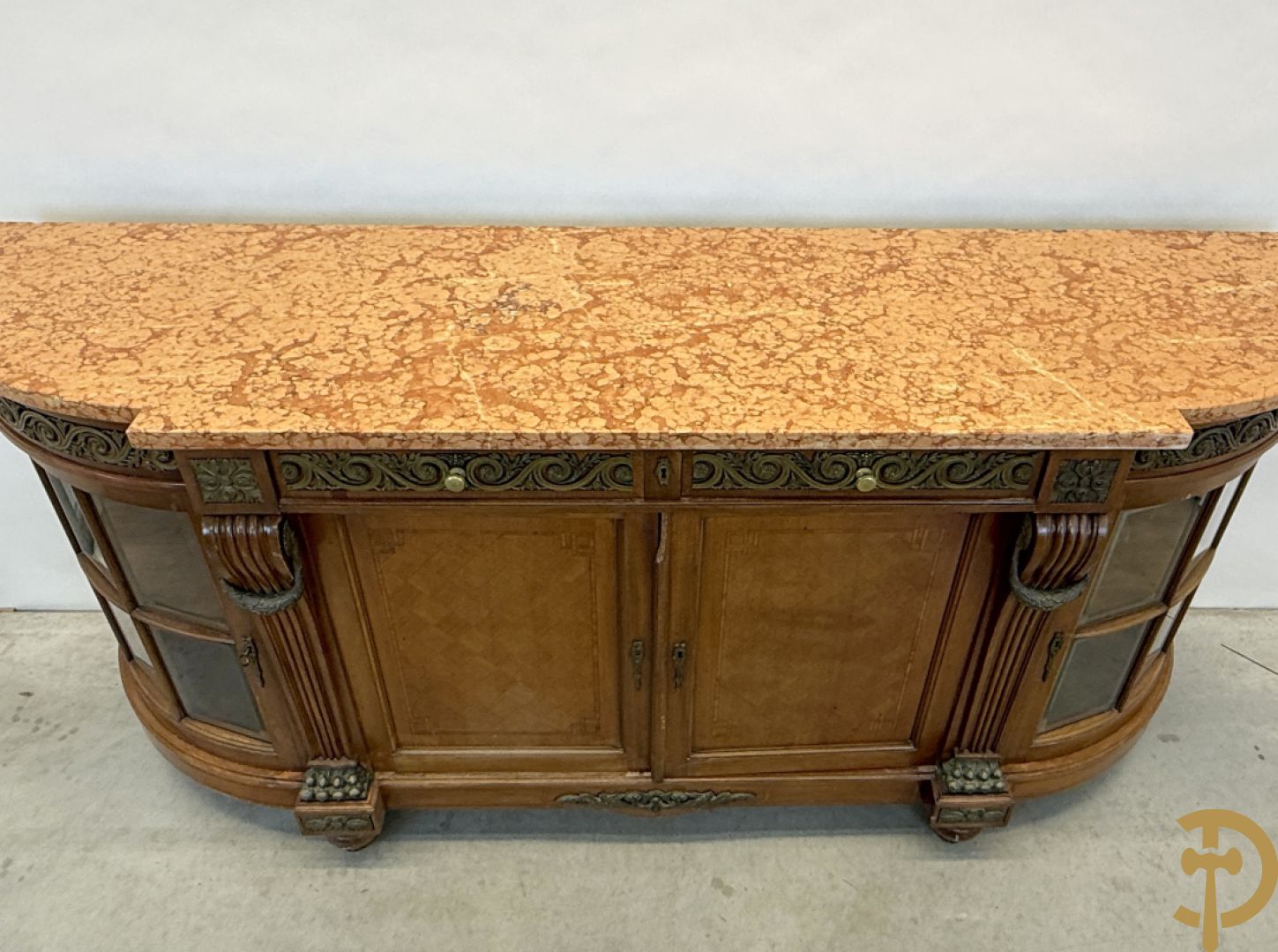 Art deco Decoene vierdeursdressoir in notelaar fineer met gebogen beglaasde deuren opzij en bezet met bronzen ornamenten - bovenaan met marmeren blad