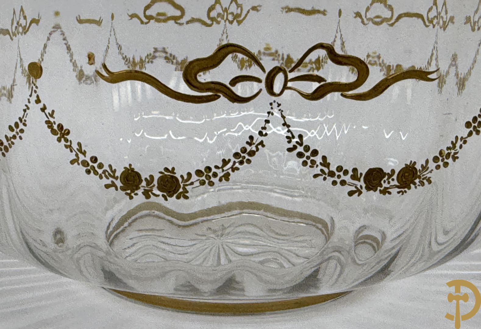 Kristallen flacon met verzilverd omhulsel en geanimeerd tafereel + kristallen coupe met verzilverde rand + kristallen coupe met vergulde louis XVI strikken en guirlandes