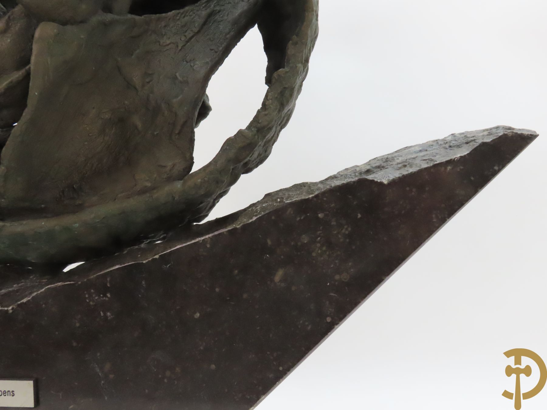 LAMPENS Mark getekend op arduinene sokkel - Kegelvormige bronssculptuur met grillig rolwerk