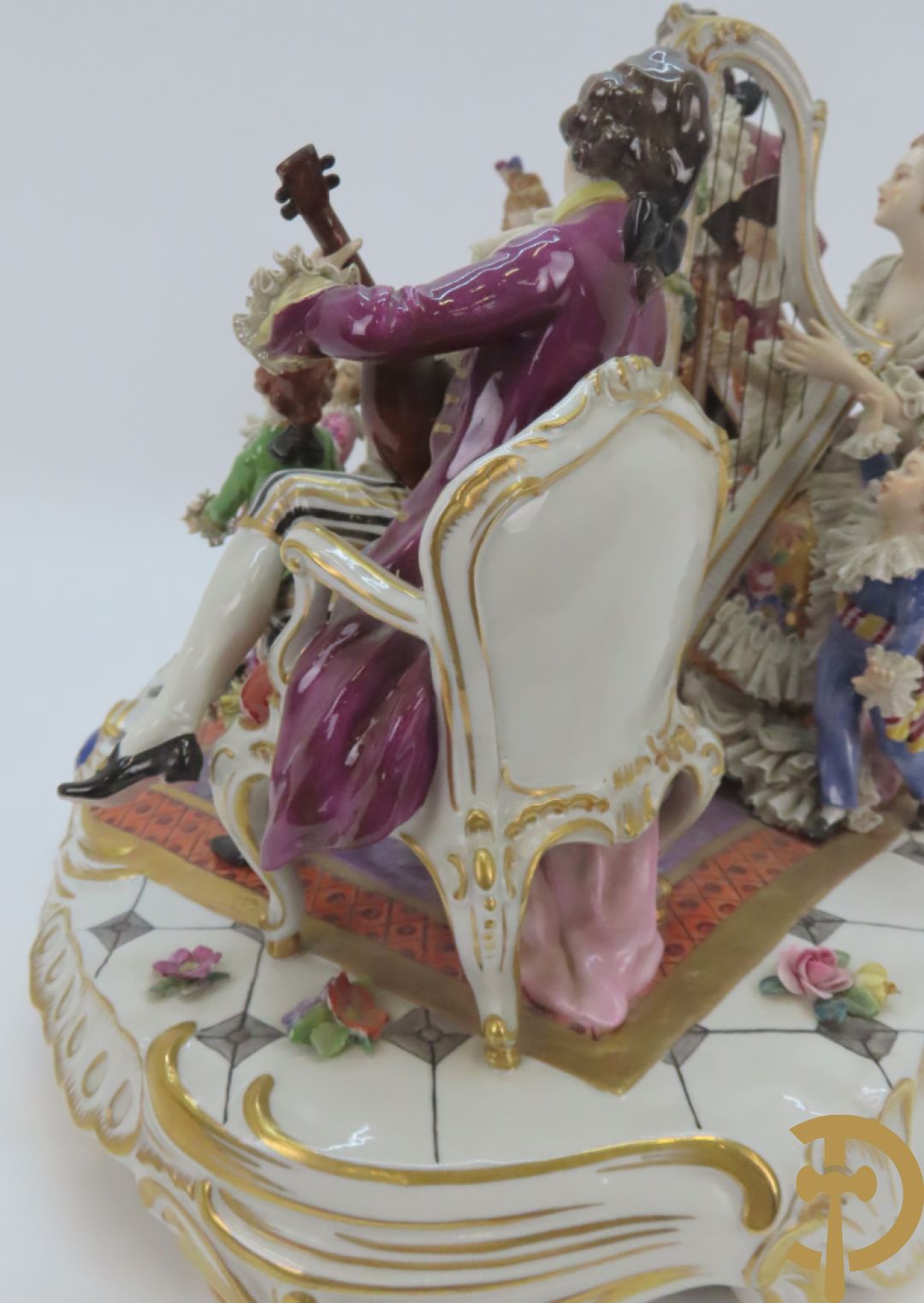 Grote gekleurde porseleinen geanimeerde groep met 7 muziekspelers