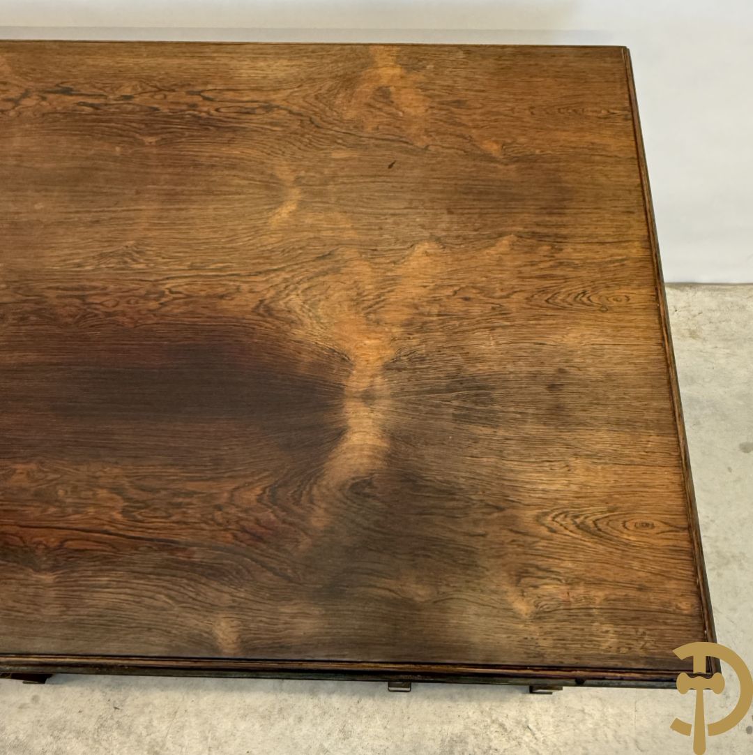 Syrische schrijftafel in exotische houtsoorten met 3 lades op 8 poten met boogvormige en deel vergulde motieven, 19e