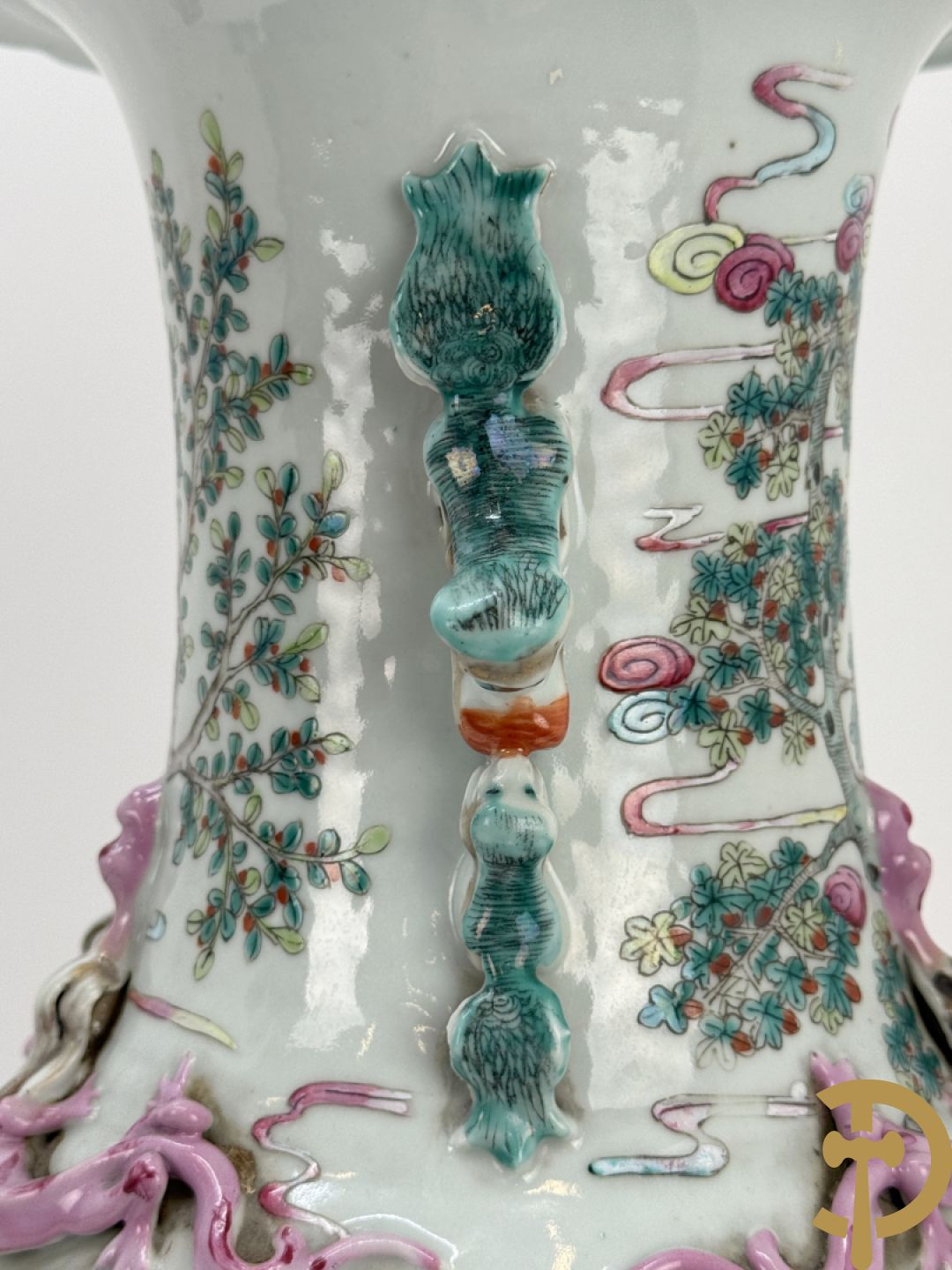 Chinese porseleinen vaas met dubbel decor van dieren, personages, dames en kinderen