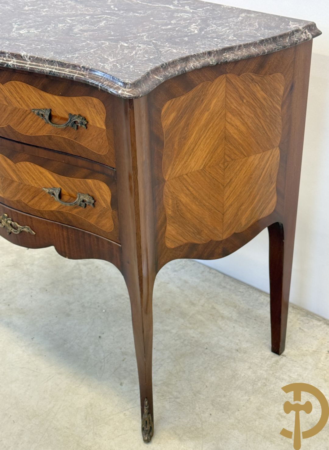 Notelaren tweeladencommode met bronsbeslag en grijs marmeren blad op voluutvormige poten