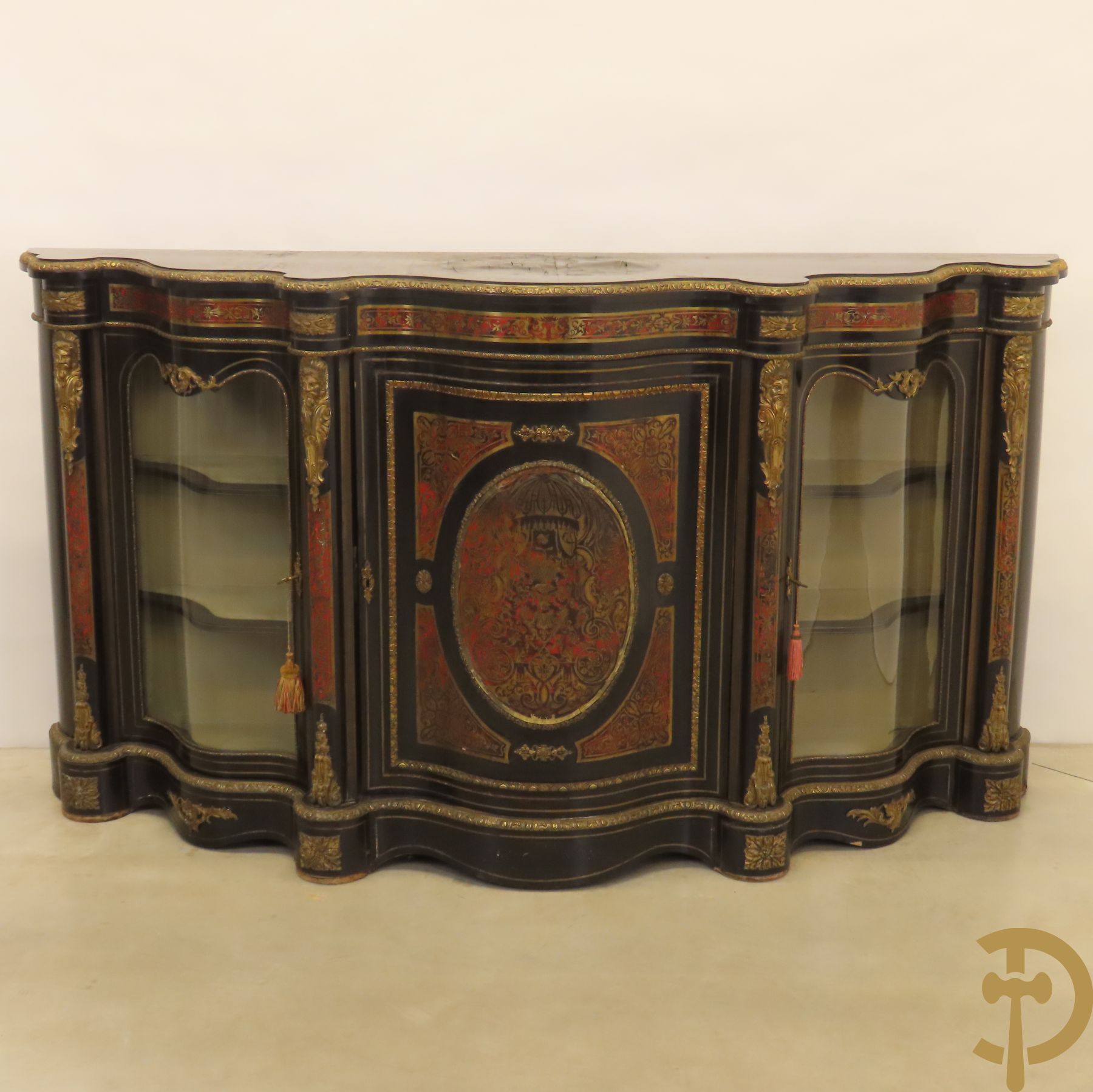 Groot Napoleon III dressoir met centrale deur bezet met medaillon in Boulletechniek - zijdelings met deuren in vitrineglas - bezet met bronzen ornamenten