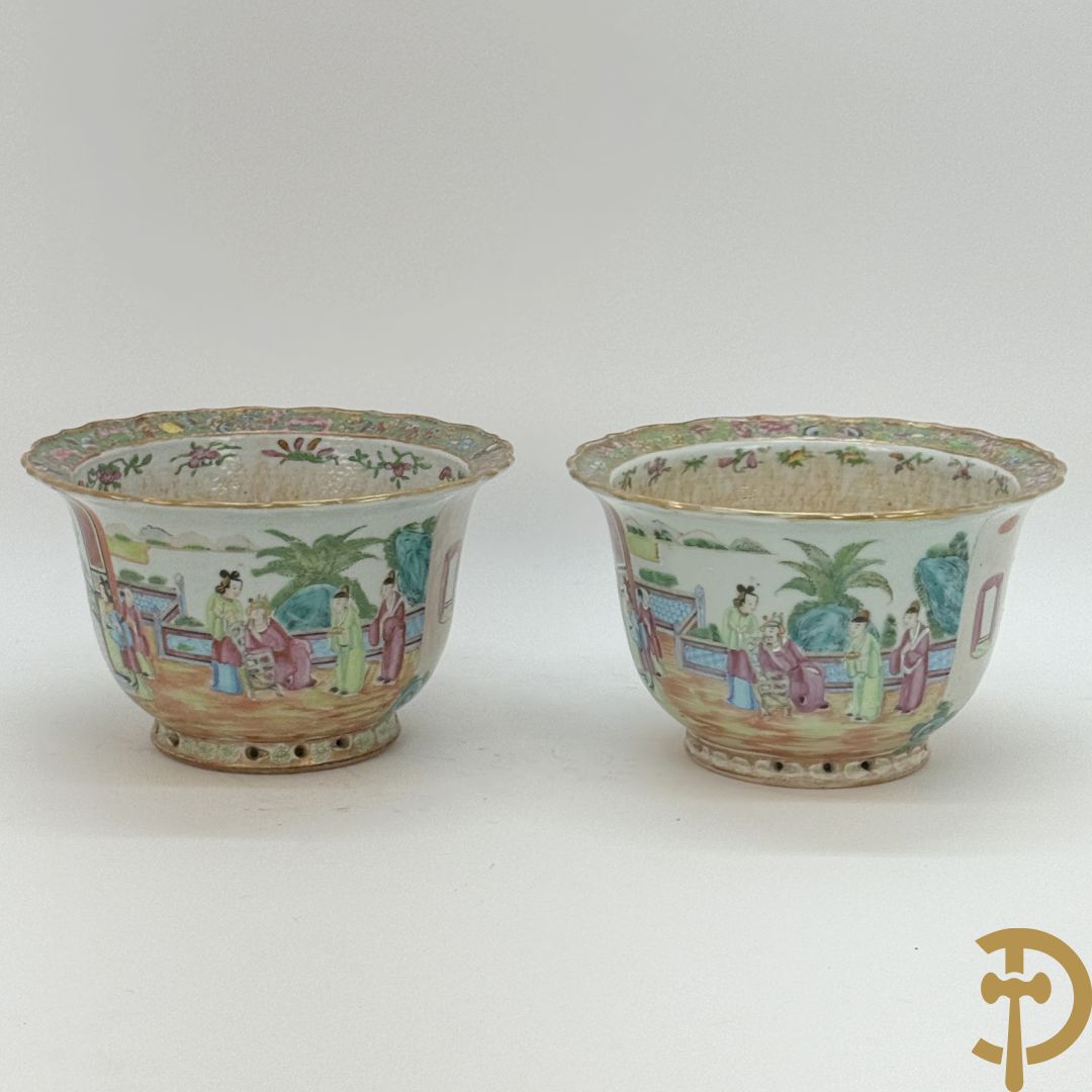 Paar Chinese porseleinen Kanton cachepots met geanimeerd decor