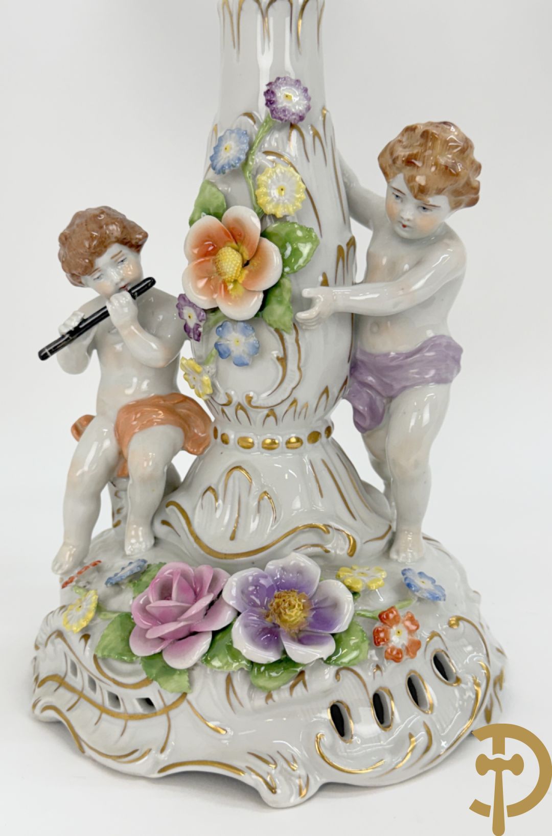 Porseleinen vijfarmige kandelaar met 2 cupido